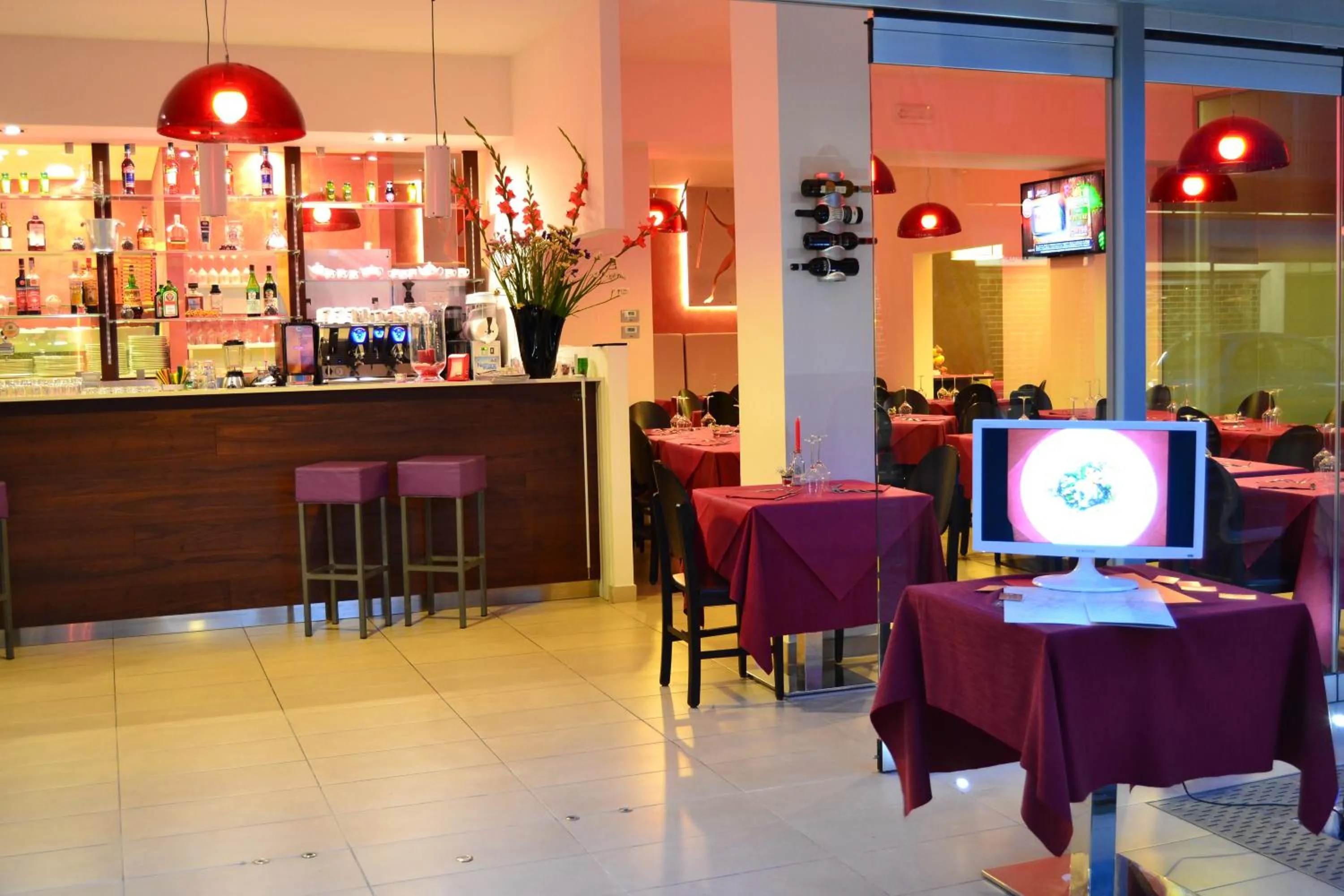 Restaurant/places to eat in Hotel Morena