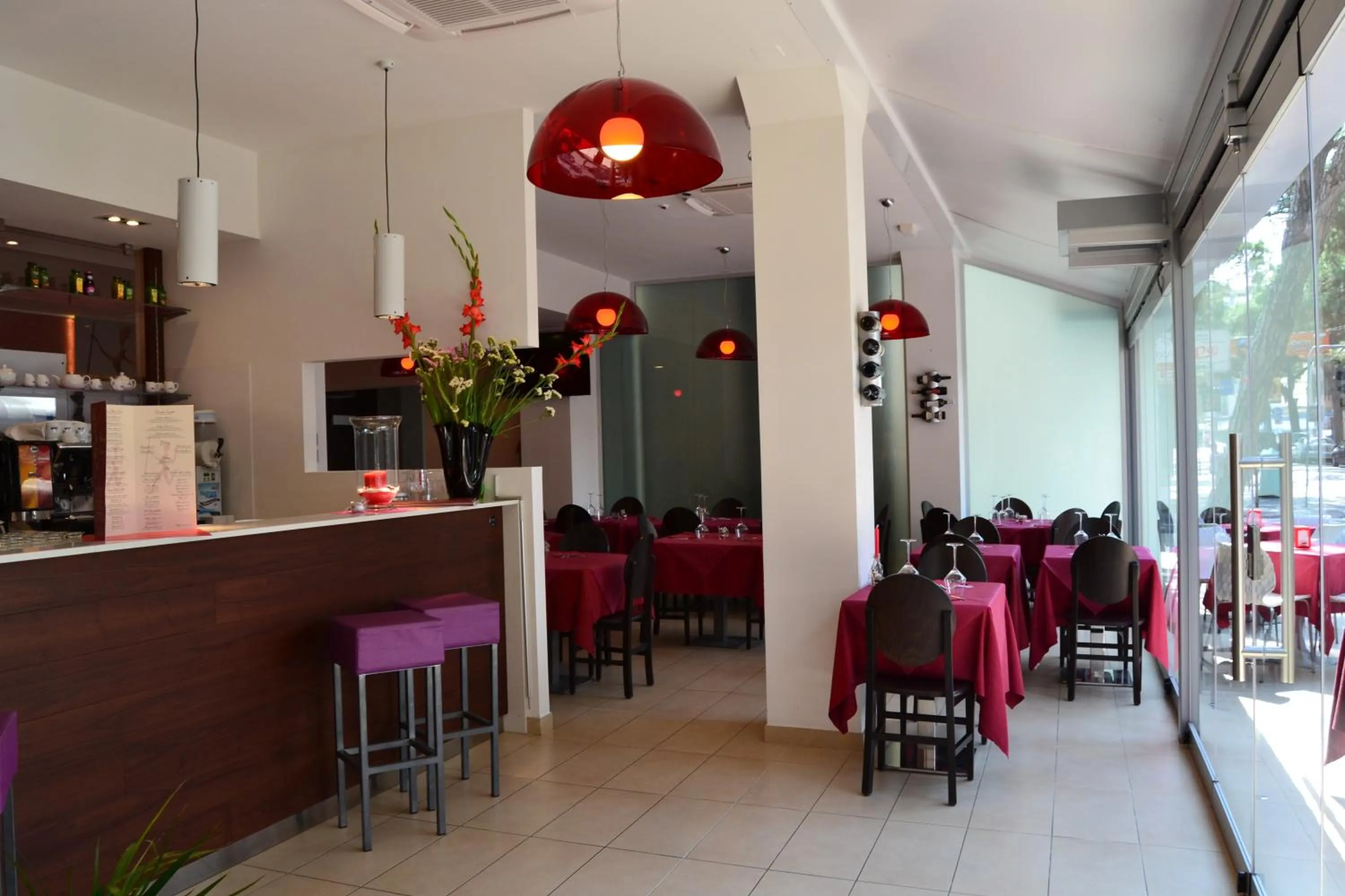 Restaurant/places to eat in Hotel Morena
