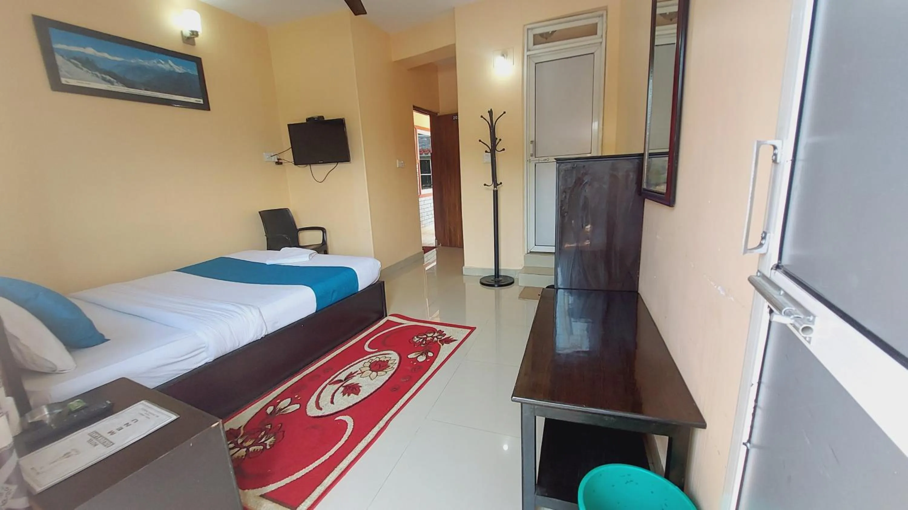 Photo of the whole room, Bed in Golden Lake