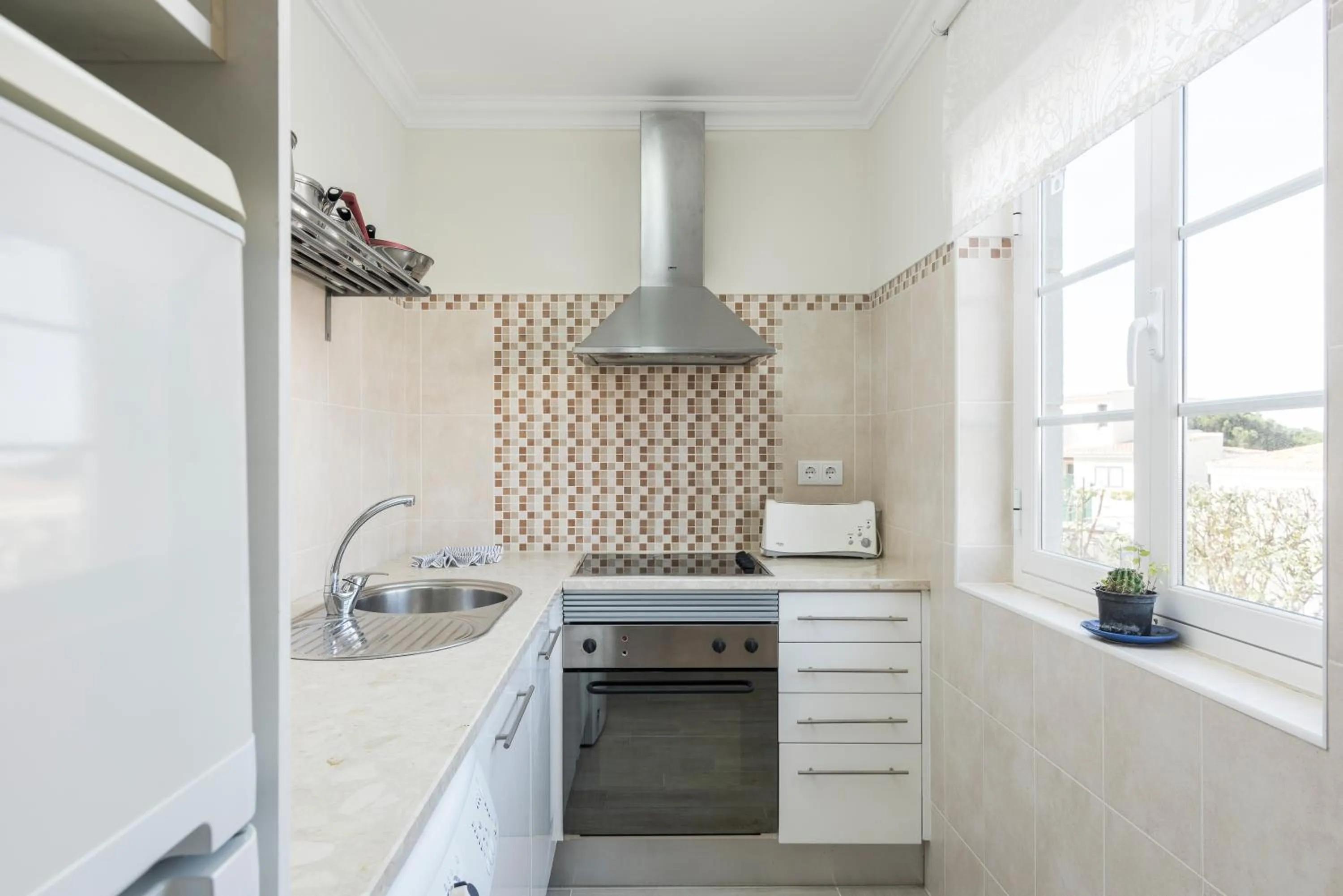 Kitchen or kitchenette in Old Village & Prestige