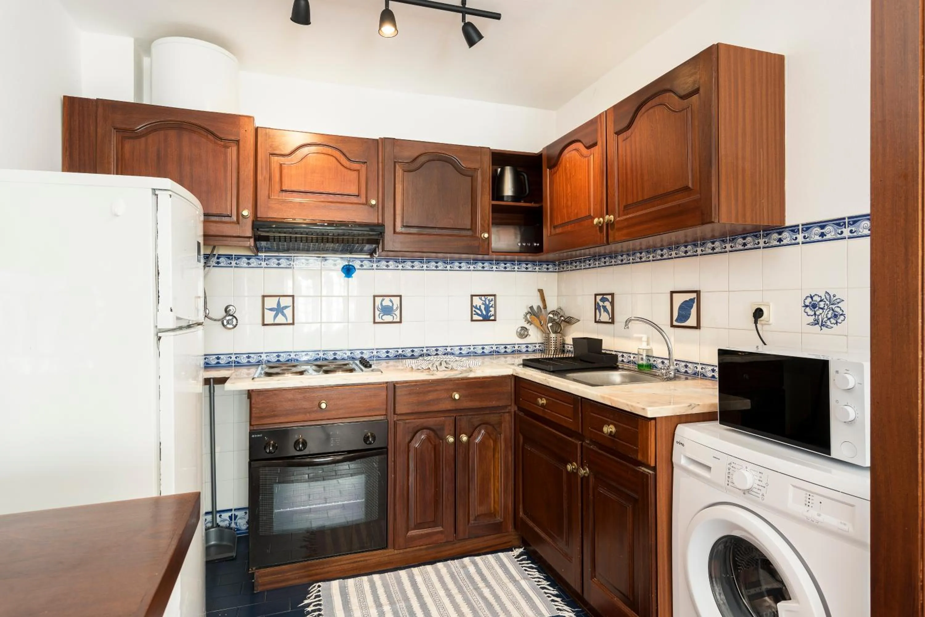 Kitchen or kitchenette in Old Village & Prestige