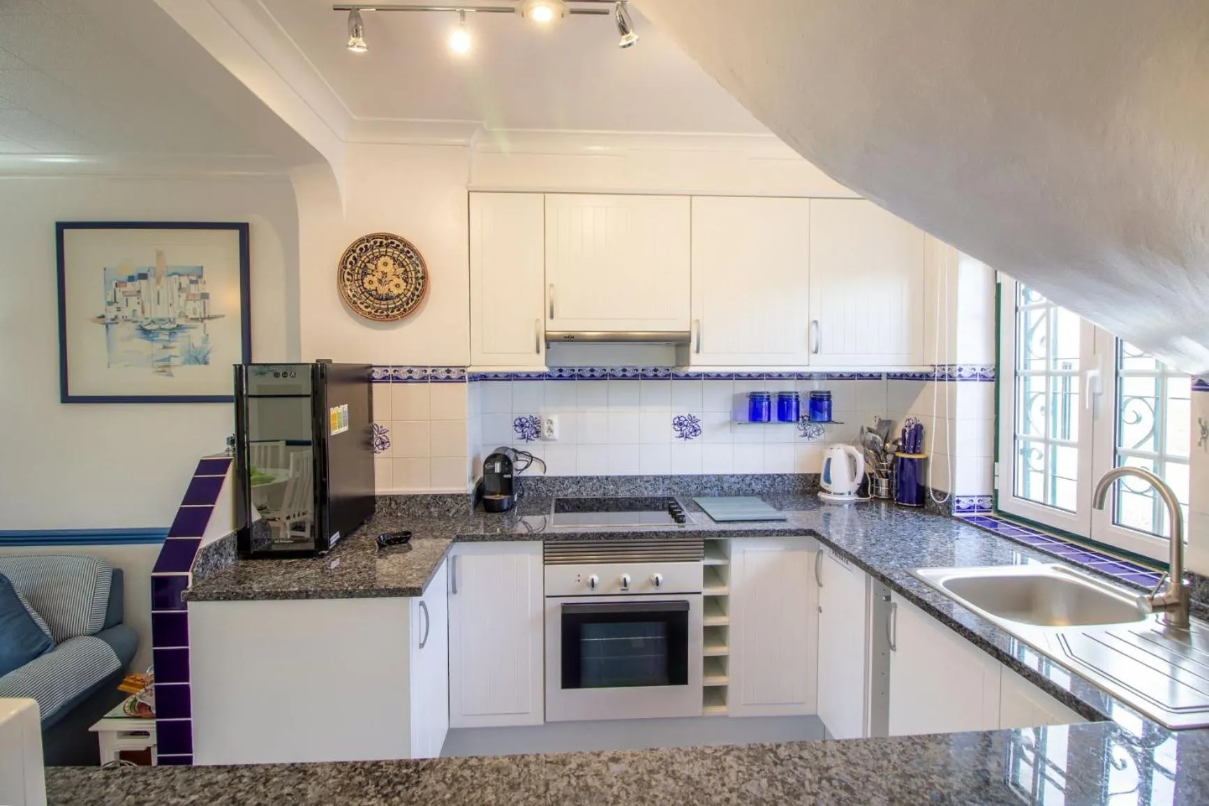 Kitchen or kitchenette in Old Village & Prestige