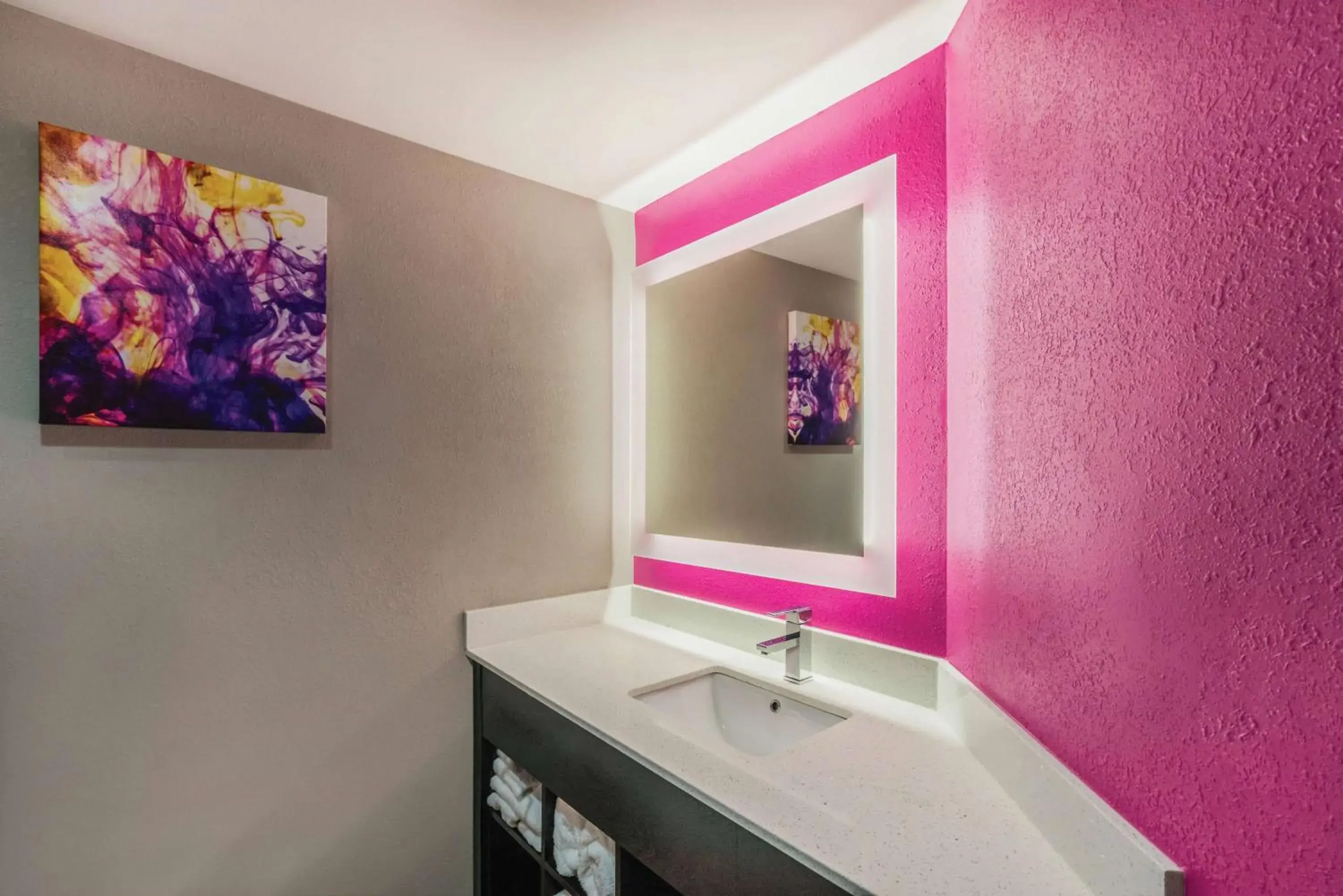 Photo of the whole room in La Quinta by Wyndham Chattanooga-Hamilton Place Photo of the whole room in La Quinta by Wyndham Chattanooga-Hamilton Place