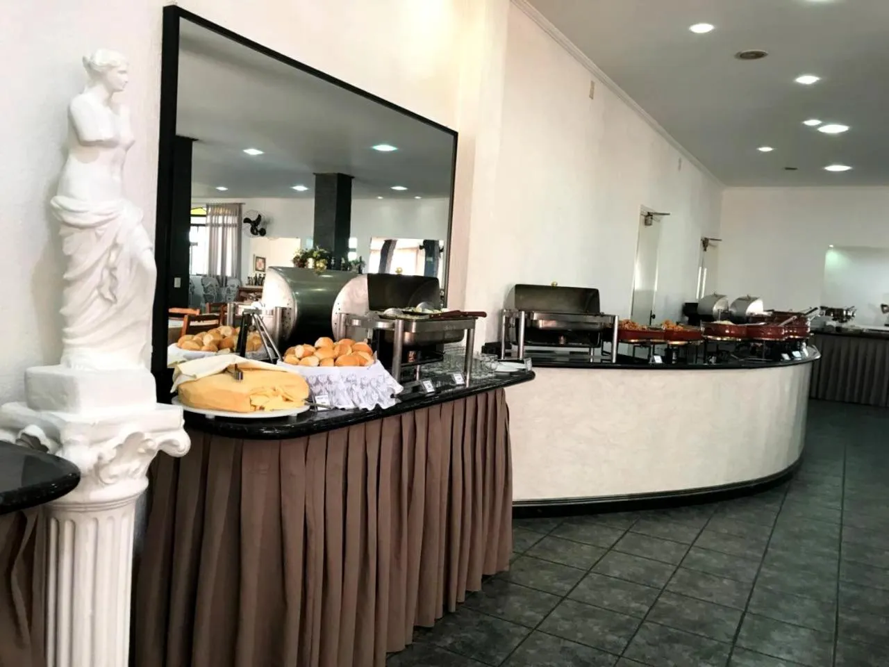 Restaurant/places to eat in Hotel Akropolis