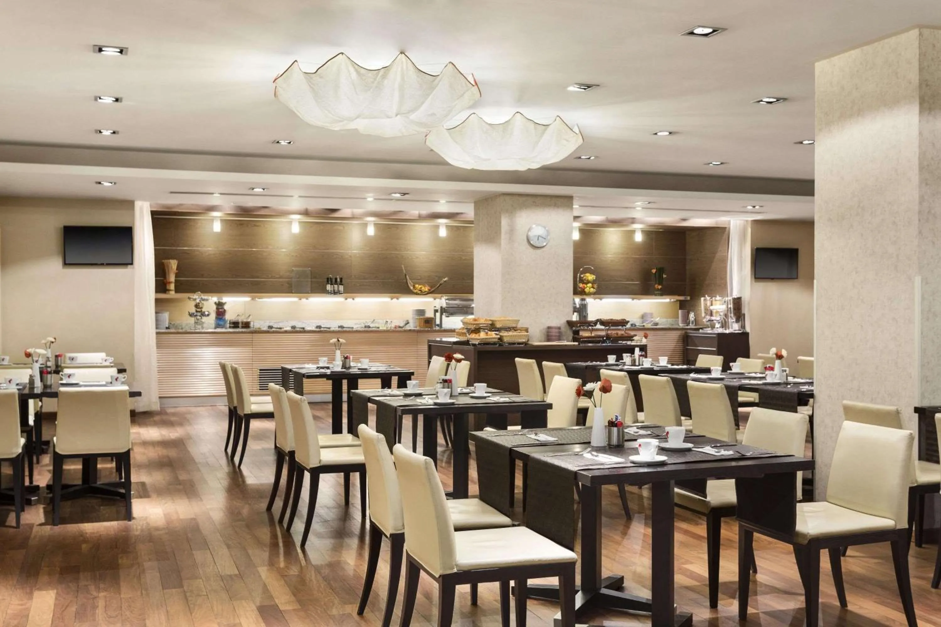Restaurant/places to eat in Ramada Sibiu Hotel