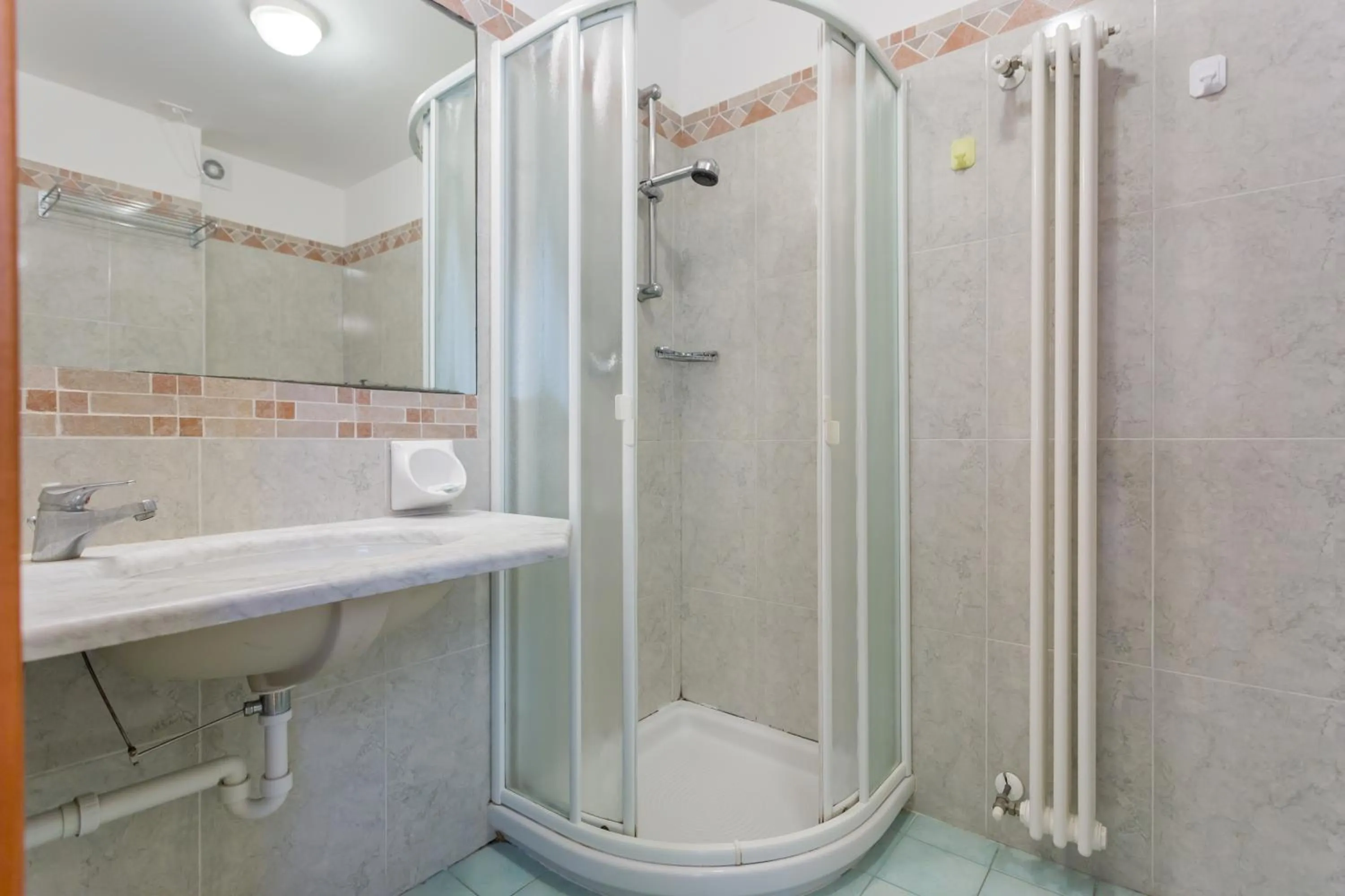 Bathroom in Hotel Plaza con piscina