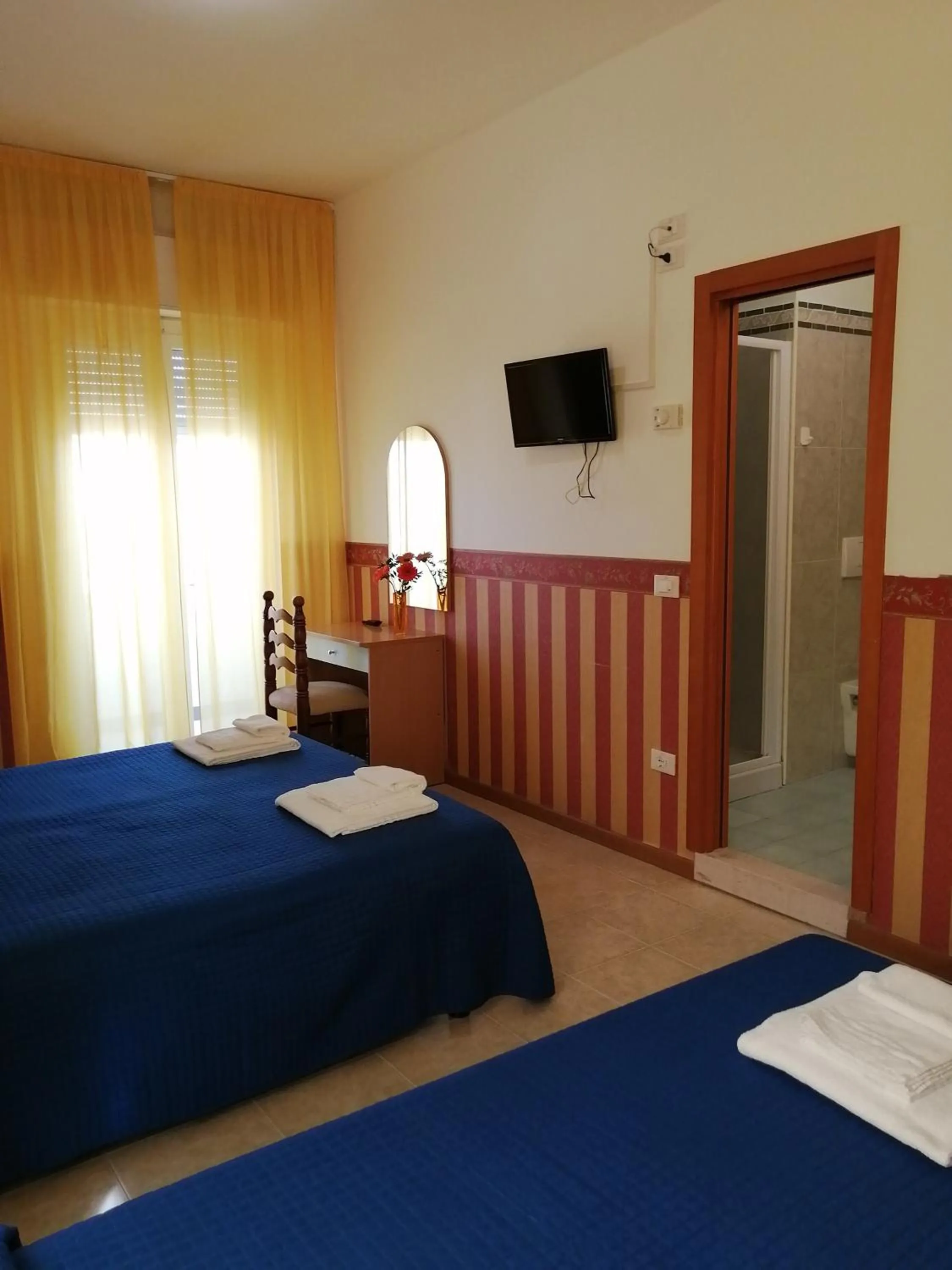 Bedroom, Bed in Hotel Plaza con piscina