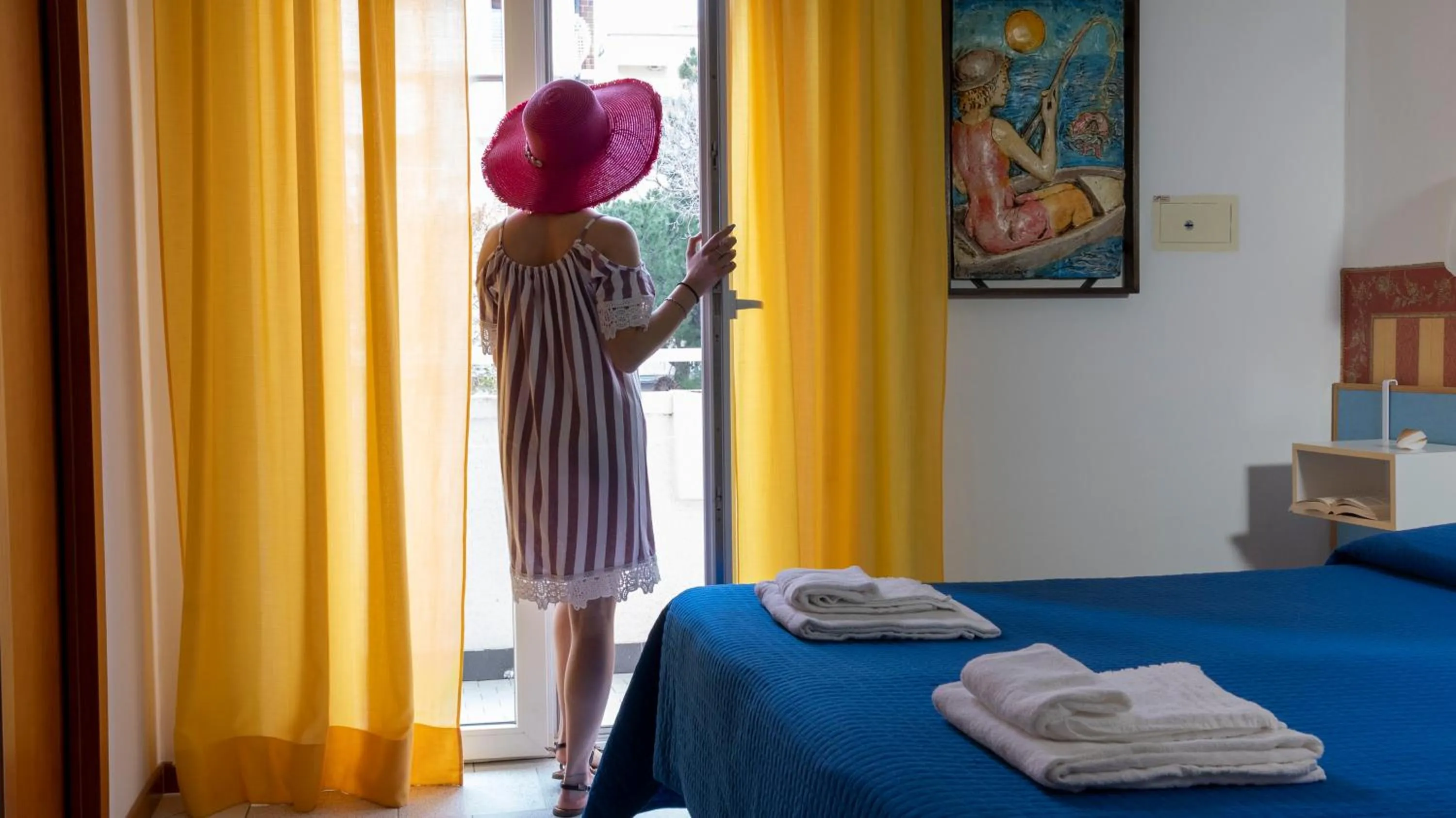 Bedroom, Bed in Hotel Plaza con piscina