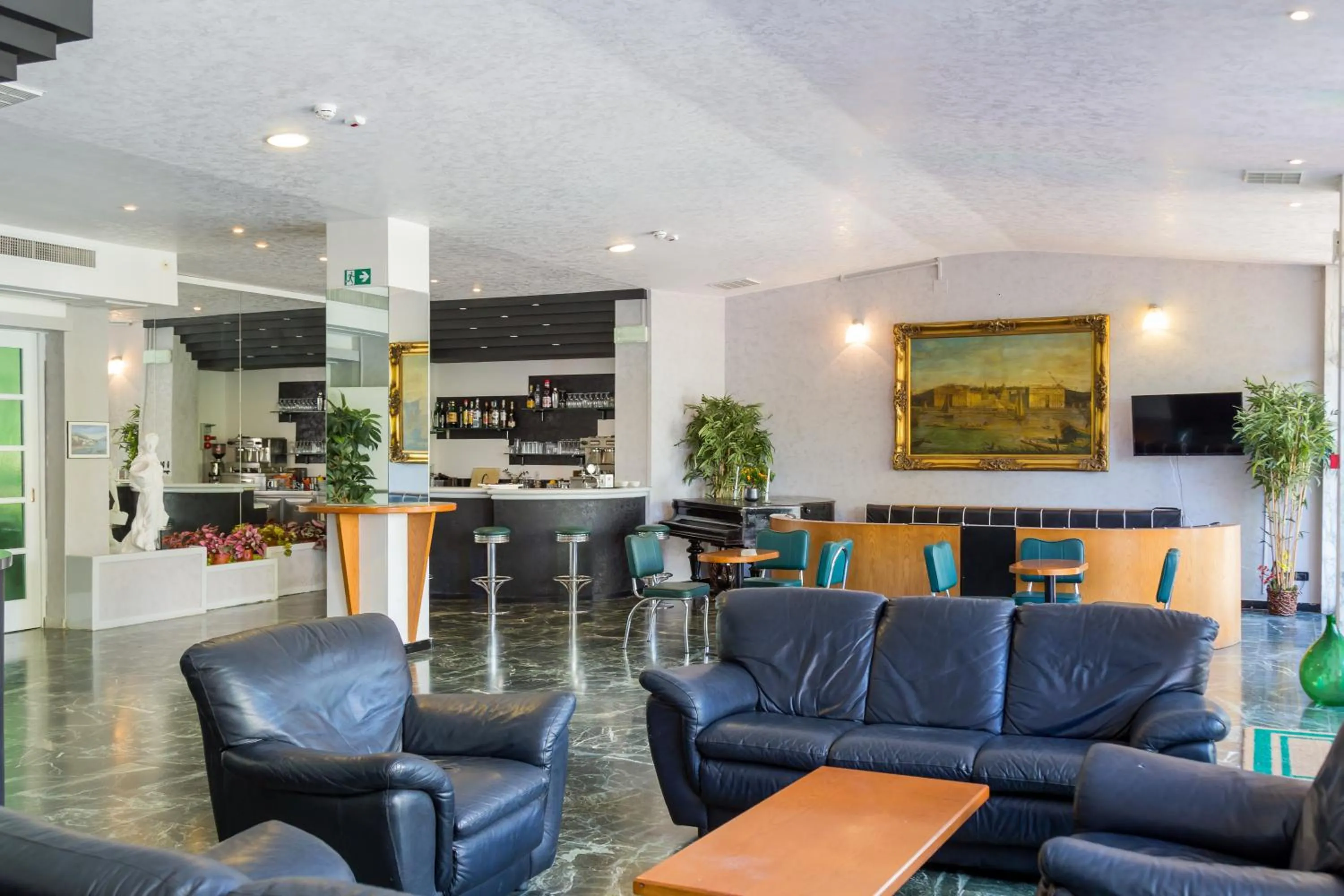 Living room in Hotel Plaza con piscina