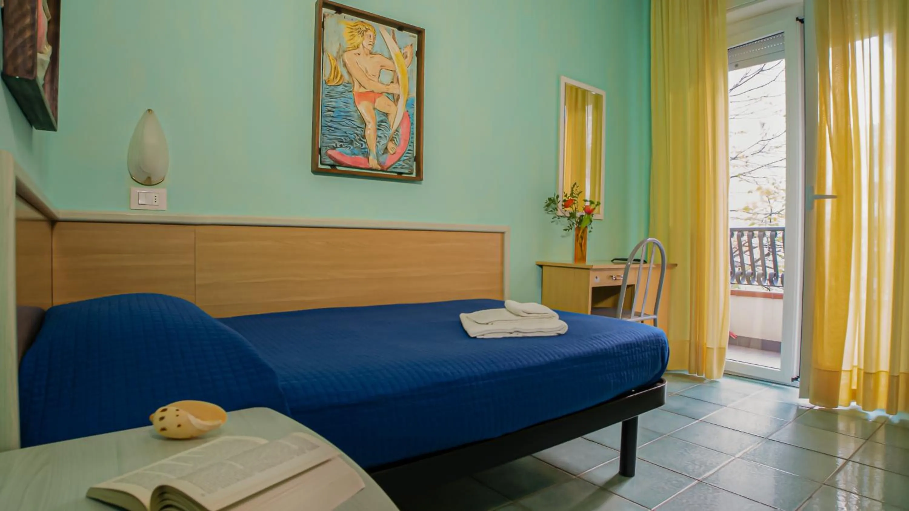 Bedroom, Bed in Hotel Plaza con piscina