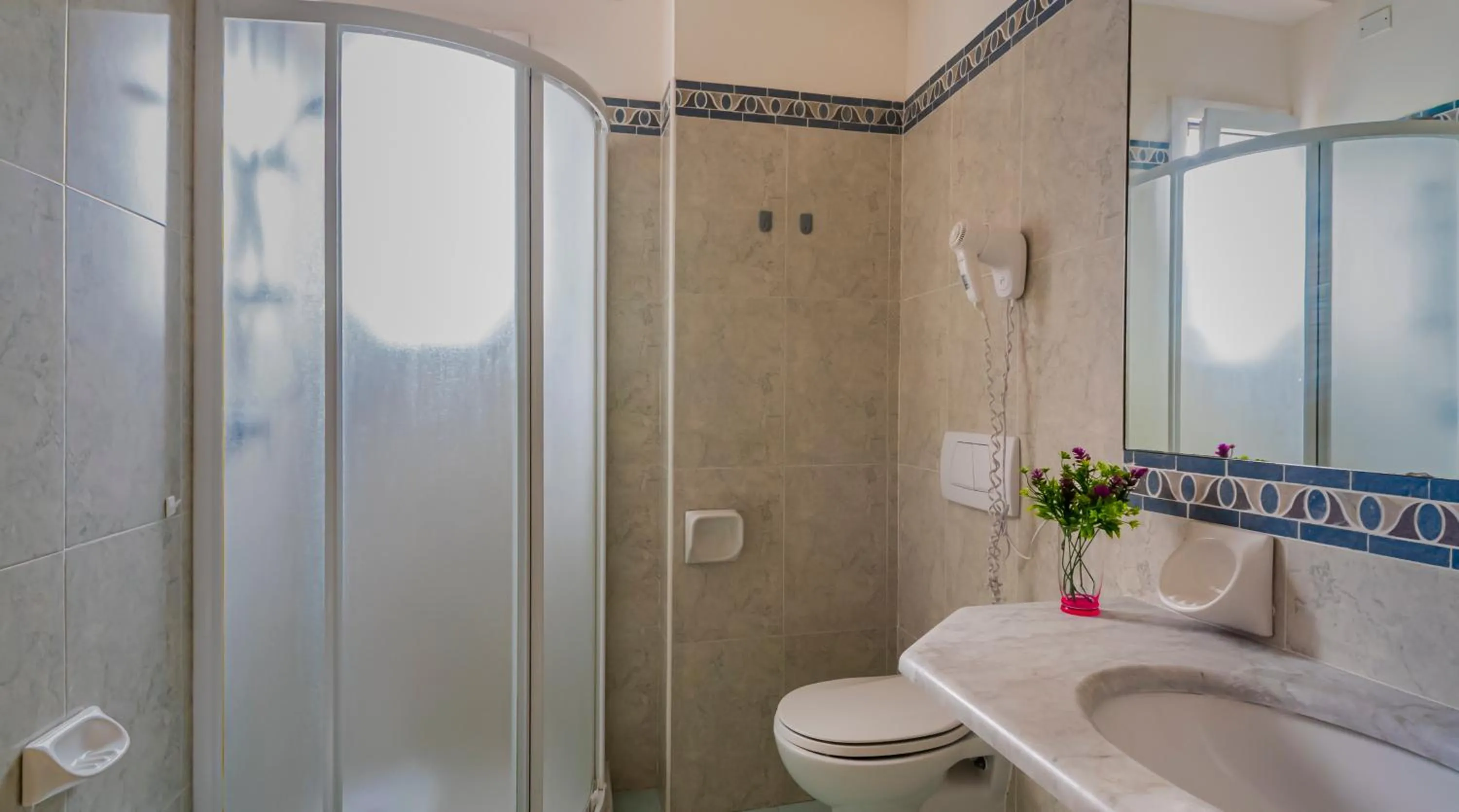 Bathroom in Hotel Plaza con piscina