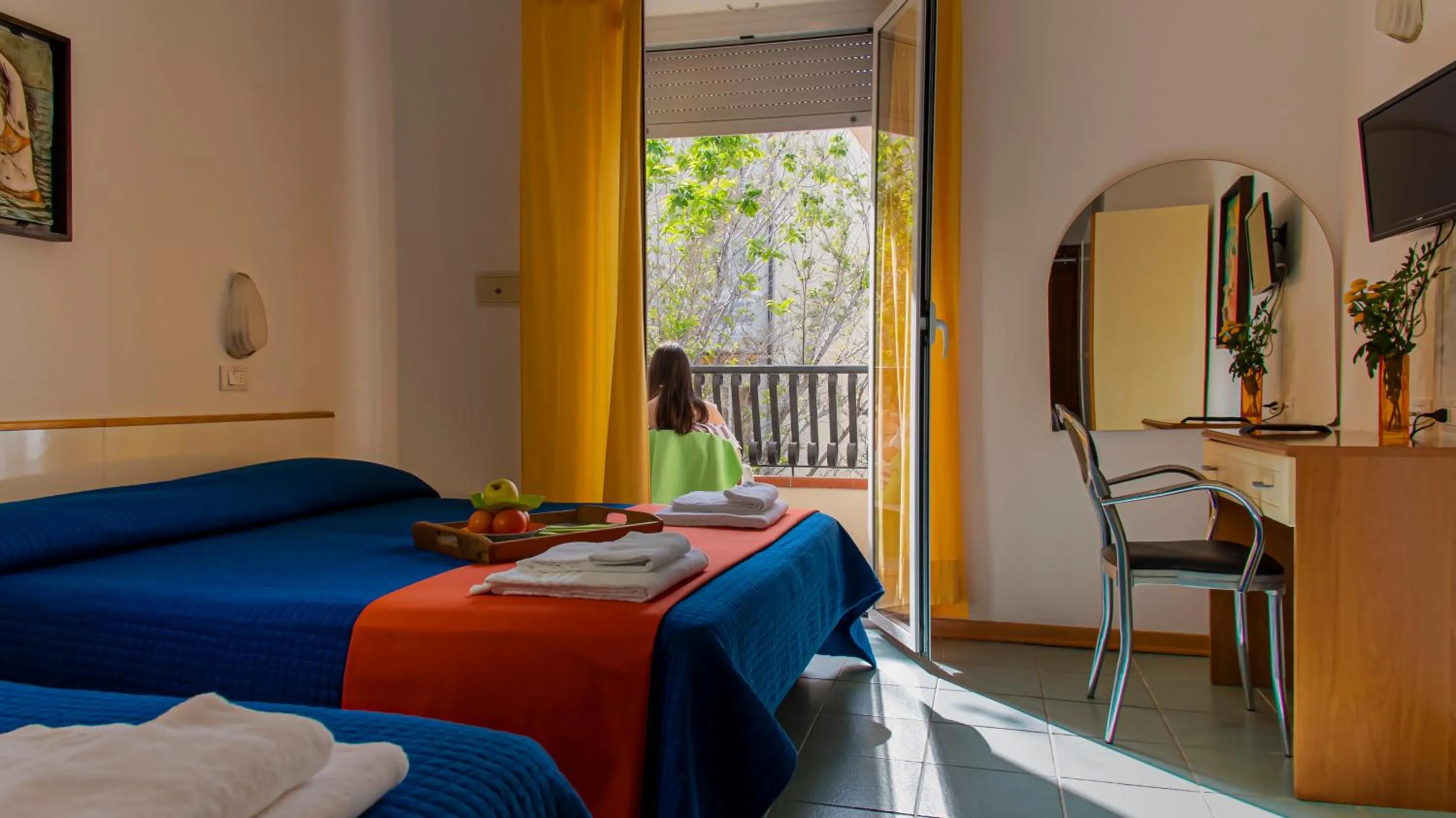 Bedroom, Bed in Hotel Plaza con piscina