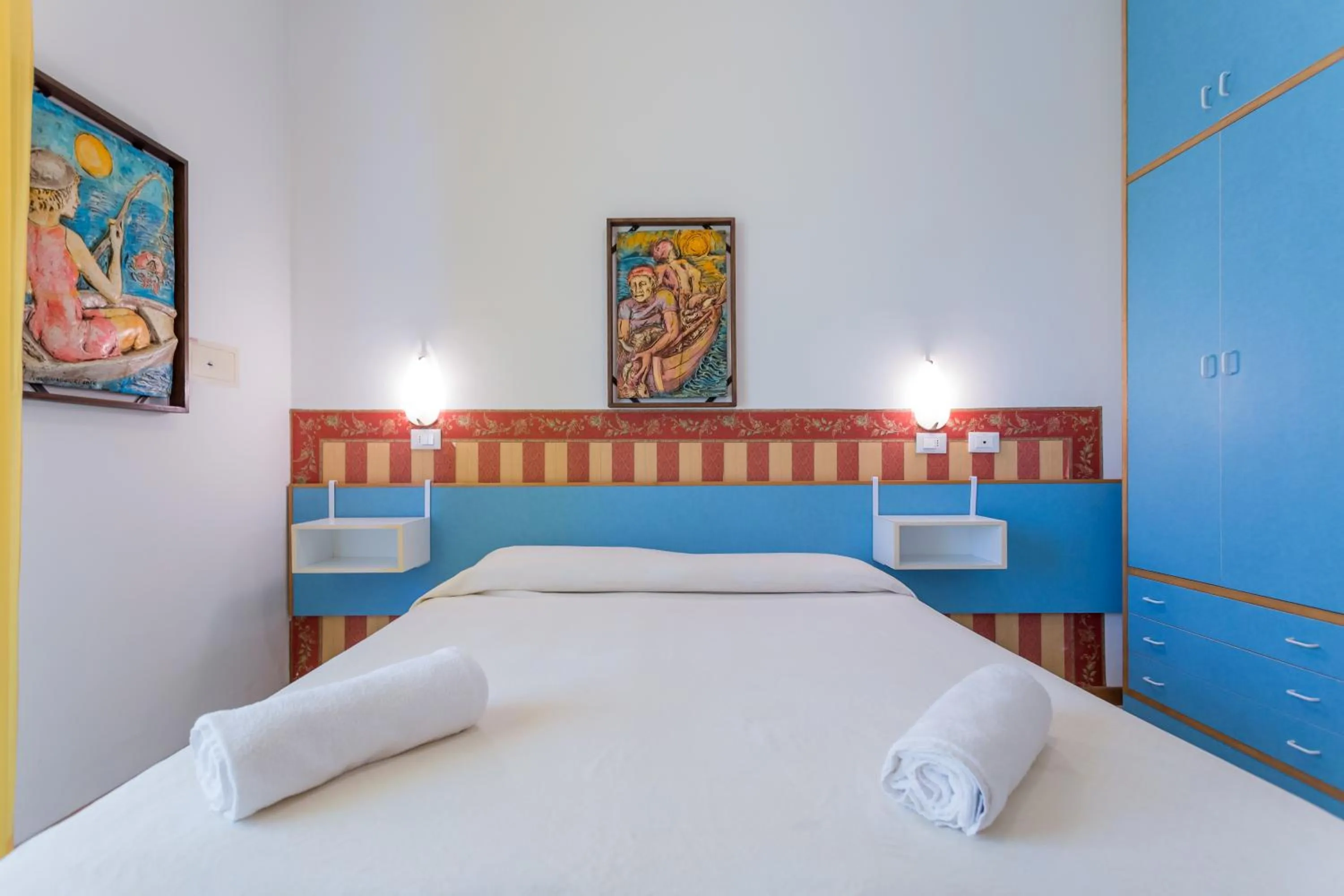 Bedroom, Bed in Hotel Plaza con piscina