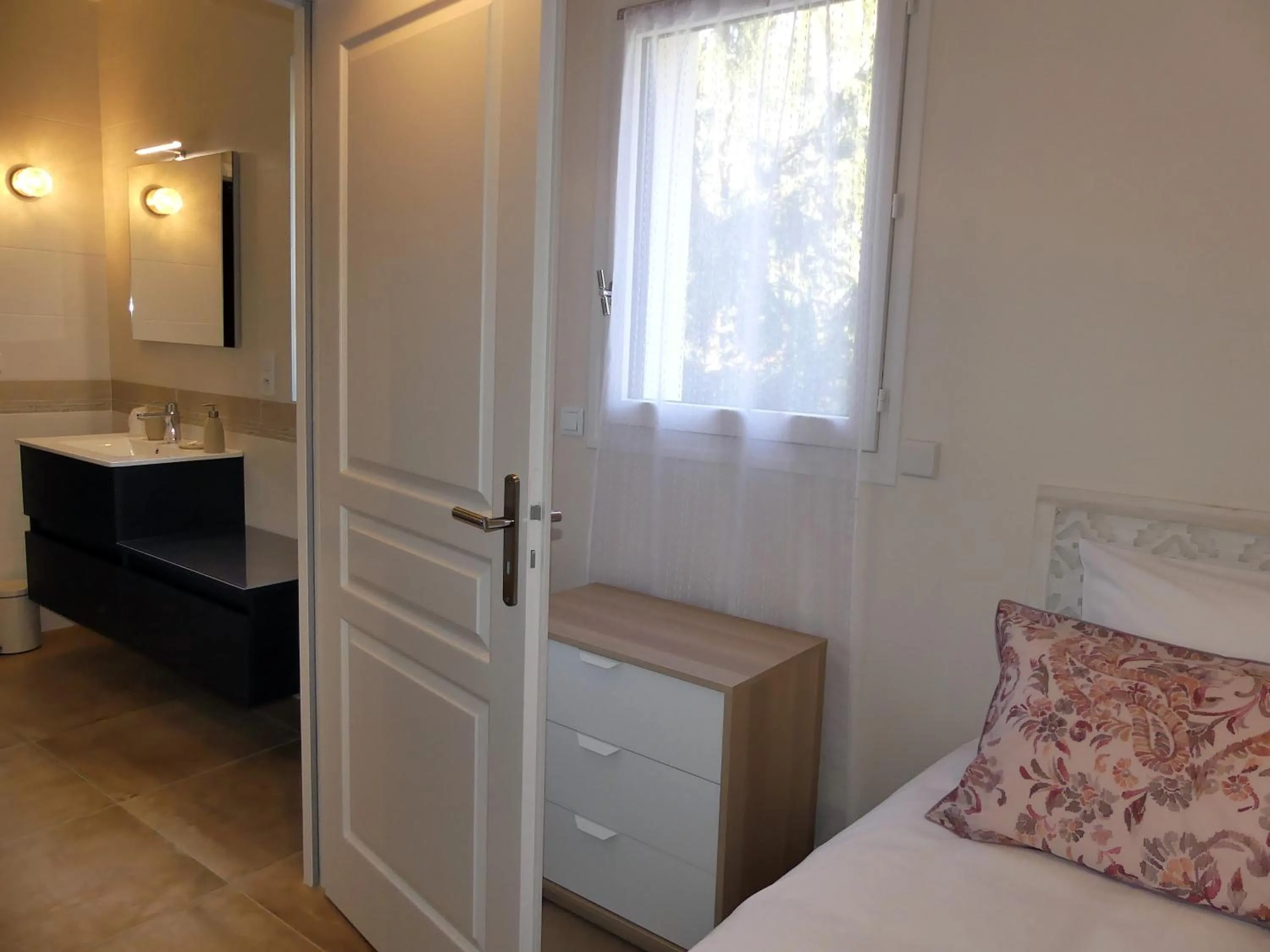 Bedroom, Bed in Les Ambaciales