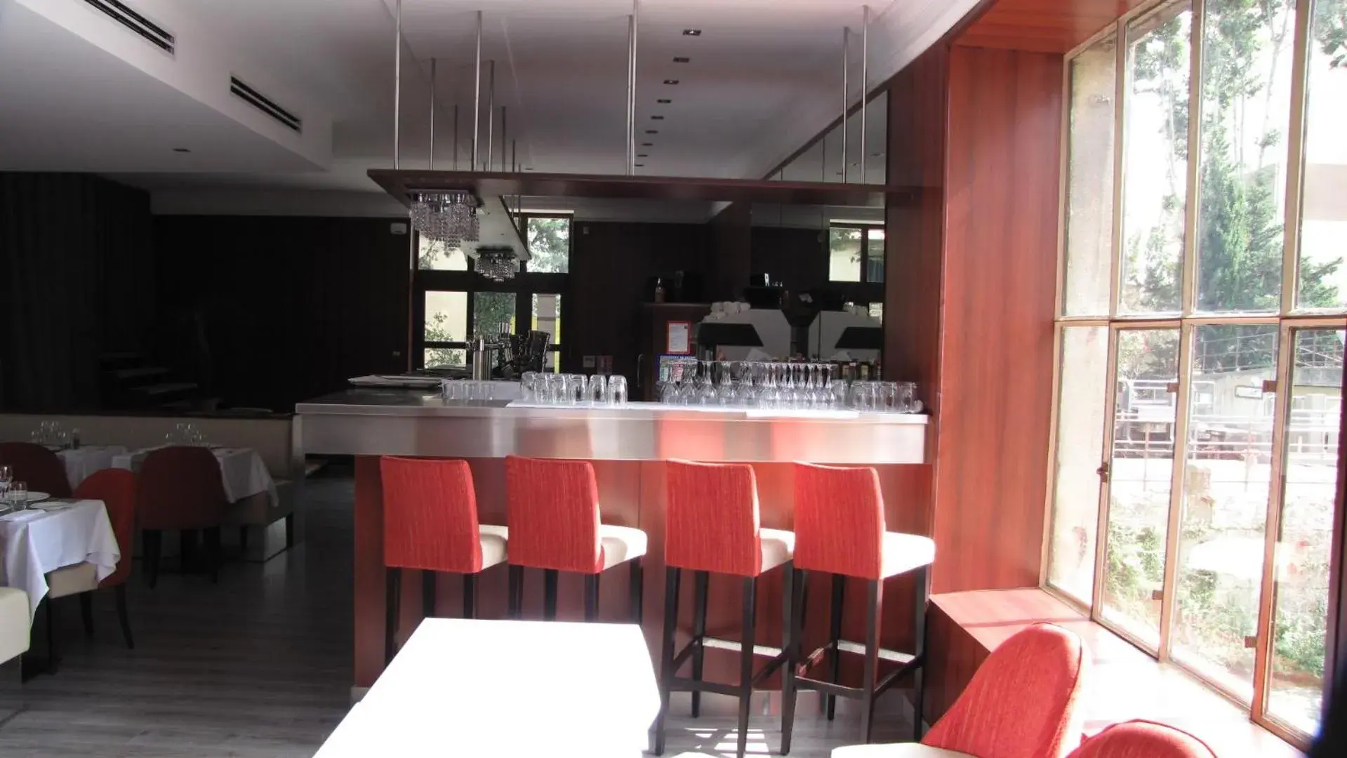 Lounge or bar in Ile du Gua Suites Lounge or bar in Ile du Gua Suites