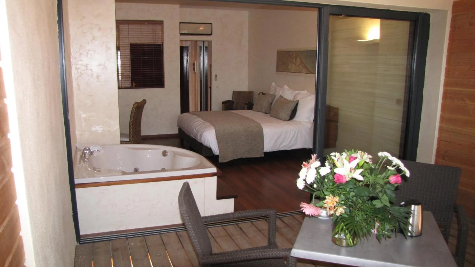 Photo of the whole room, Bed in Ile du Gua Suites