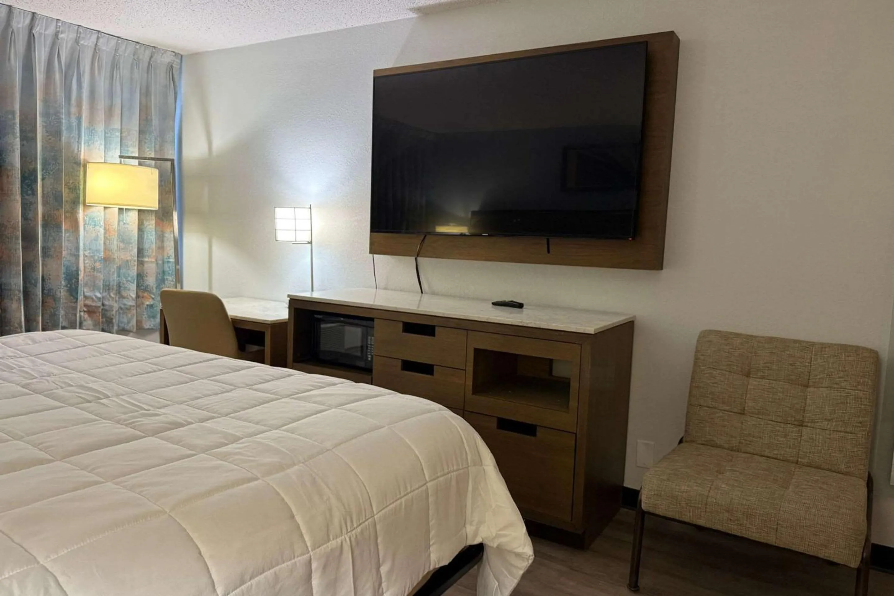 Bedroom, Bed in Suburban Studios Fairborn - Dayton