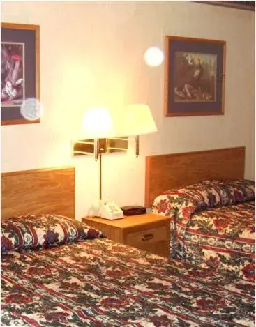 Bedroom, Bed in Fairborn Hotel and Inn