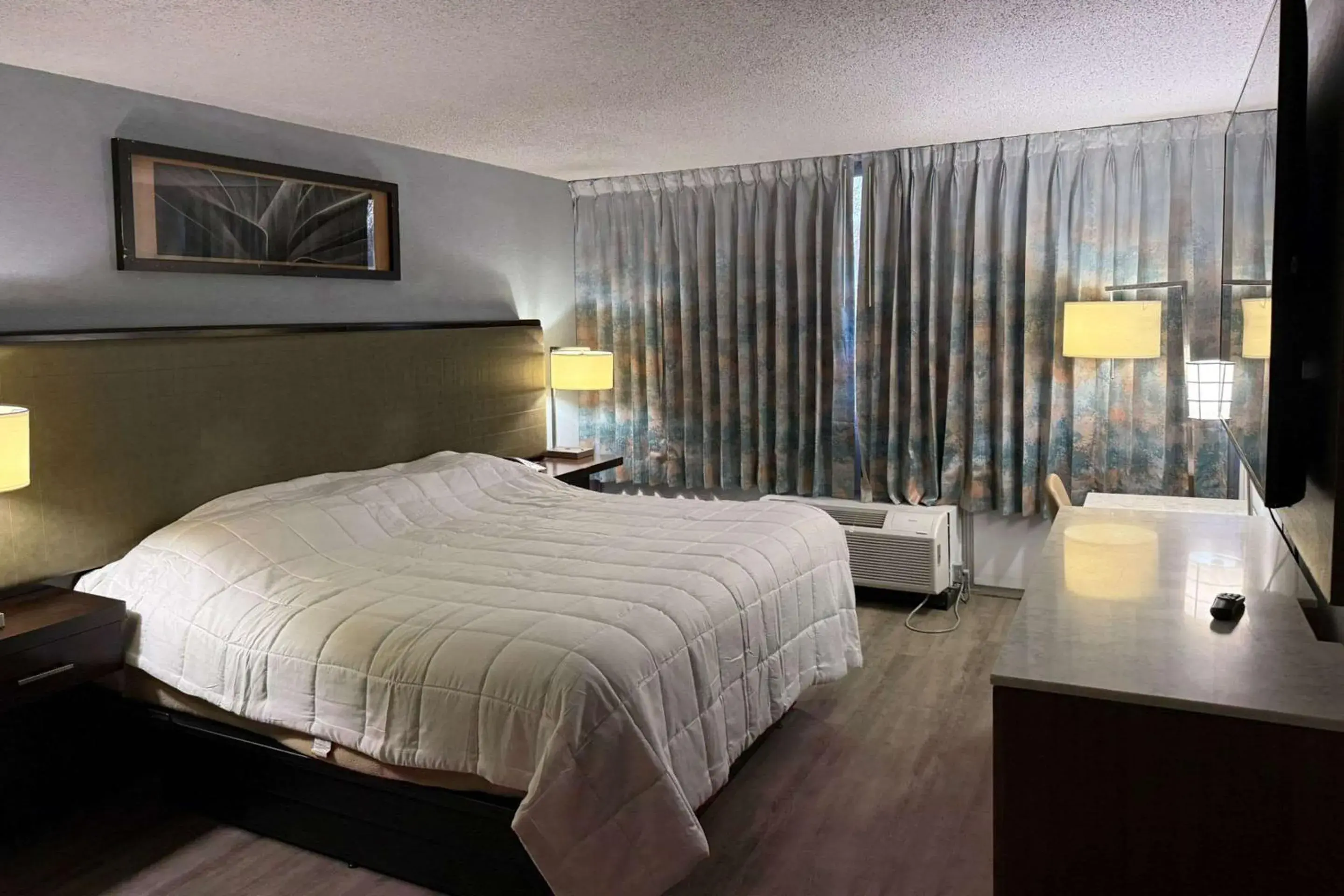 Bedroom, Bed in Suburban Studios Fairborn - Dayton Bedroom, Bed in Suburban Studios Fairborn - Dayton