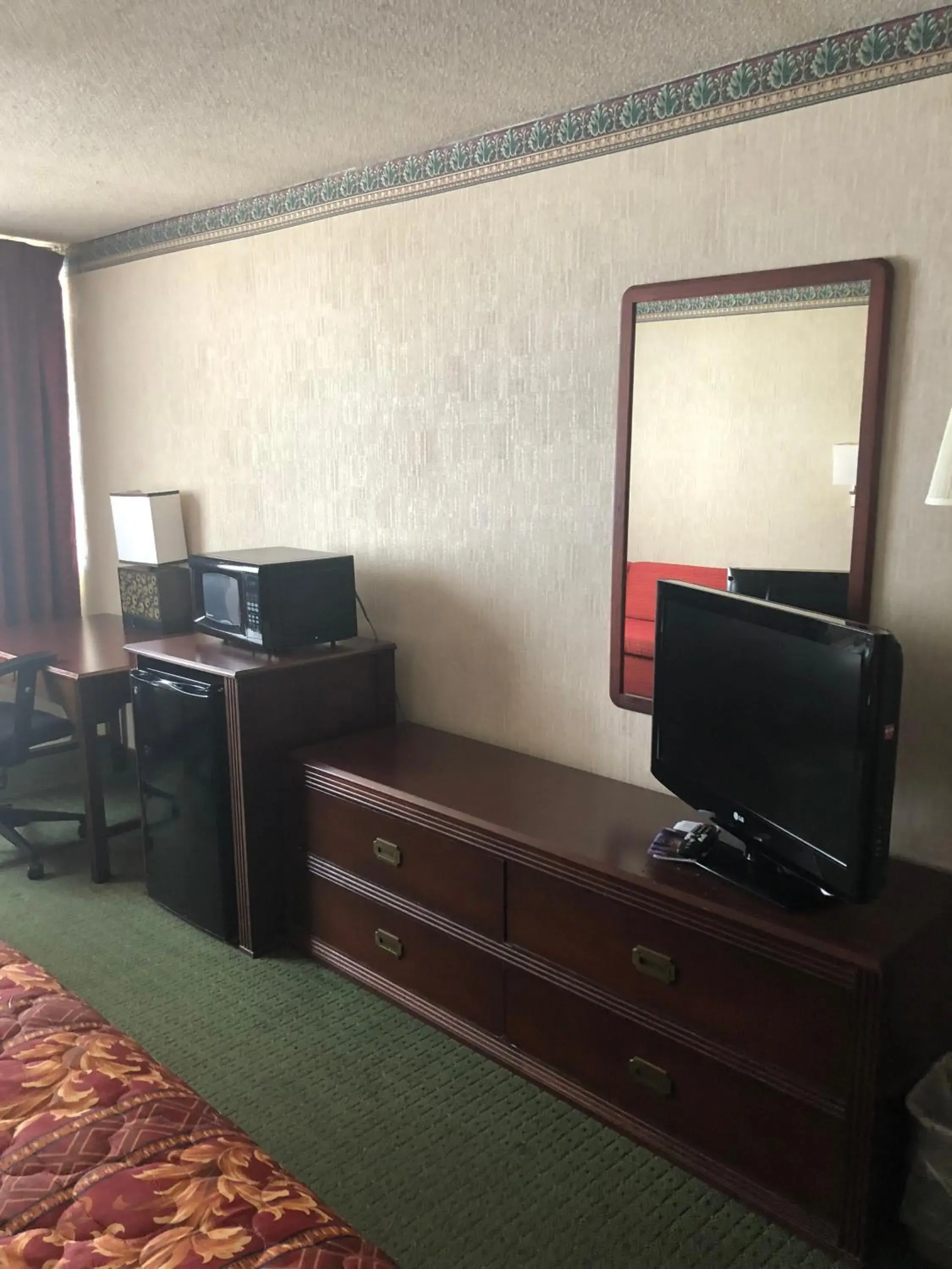 TV and multimedia, TV/Entertainment Center in Fairborn Hotel and Inn