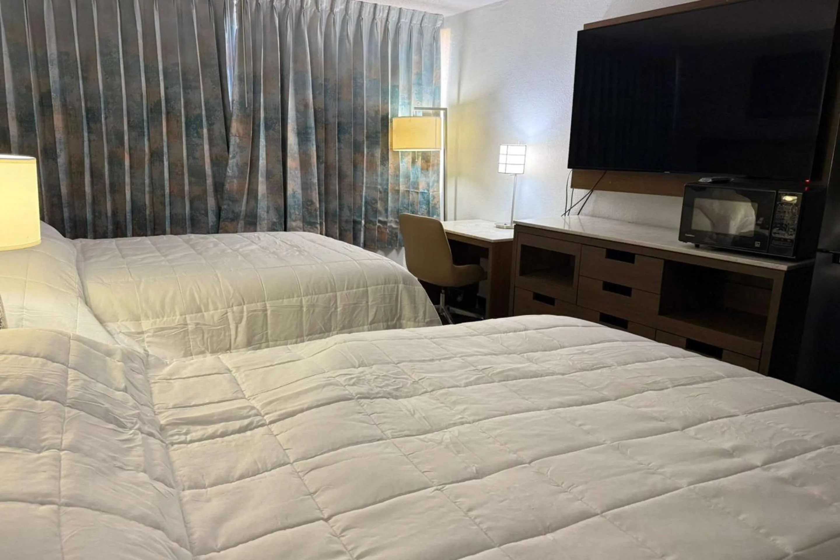 Bedroom, Bed in Suburban Studios Fairborn - Dayton