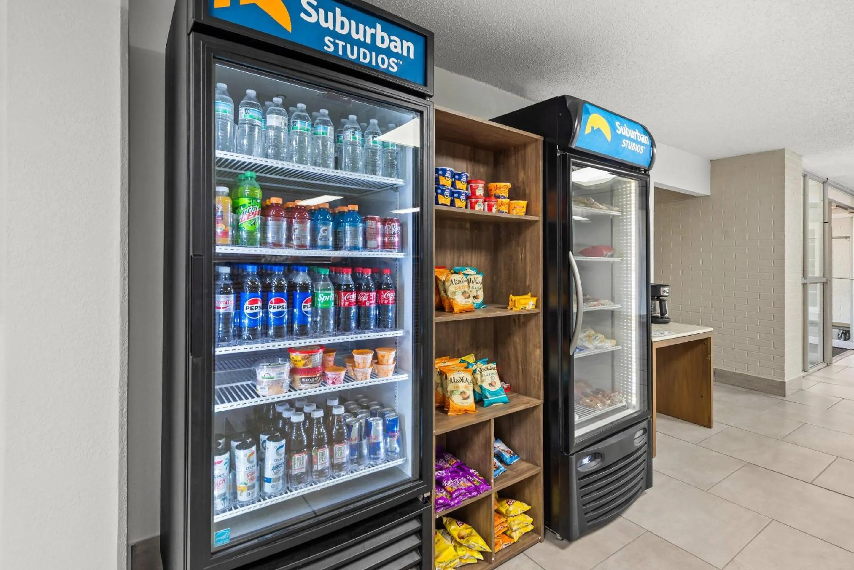 Food and drinks in Suburban Studios Fairborn - Dayton