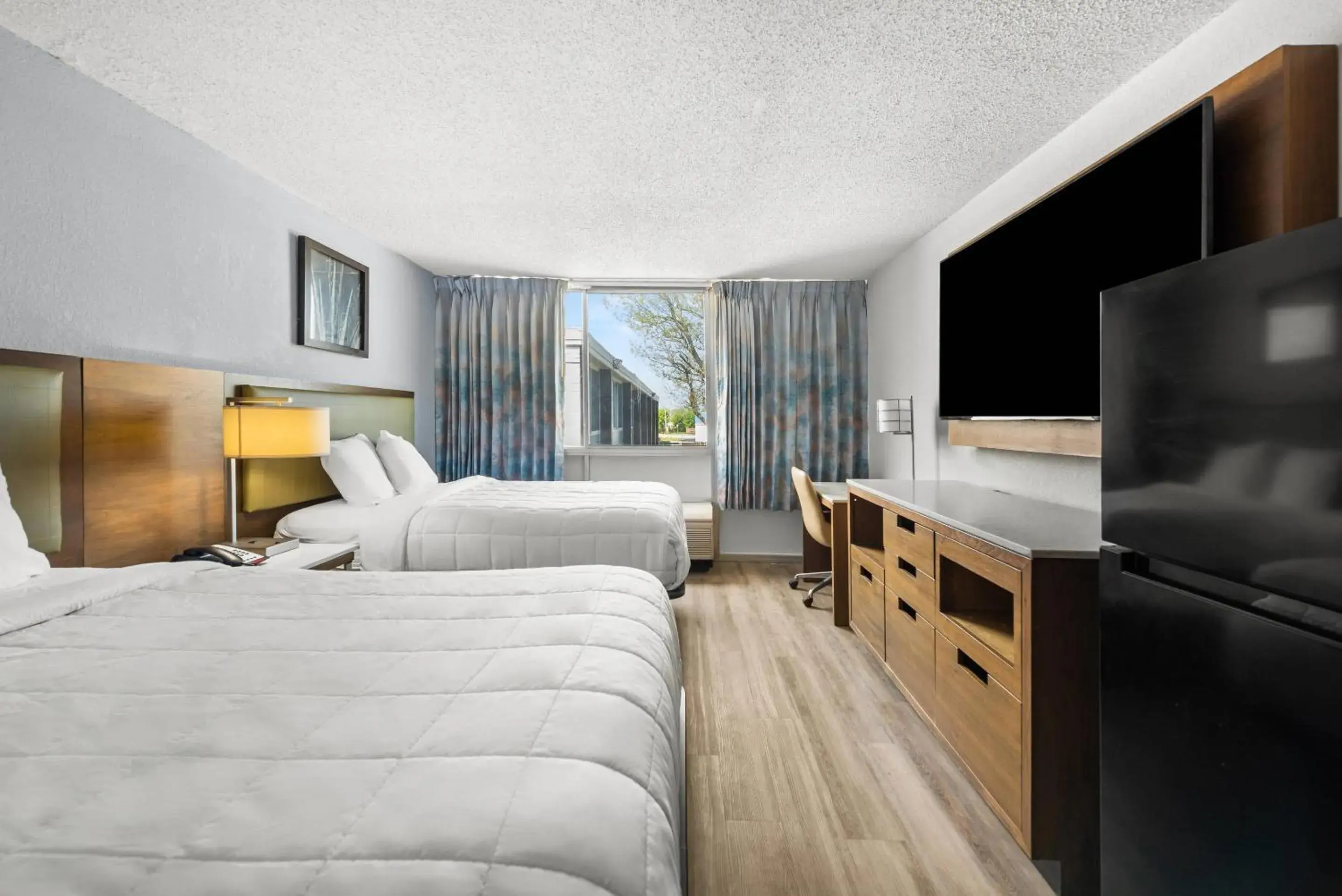 Bedroom, Bed in Suburban Studios Fairborn - Dayton Bedroom, Bed in Suburban Studios Fairborn - Dayton