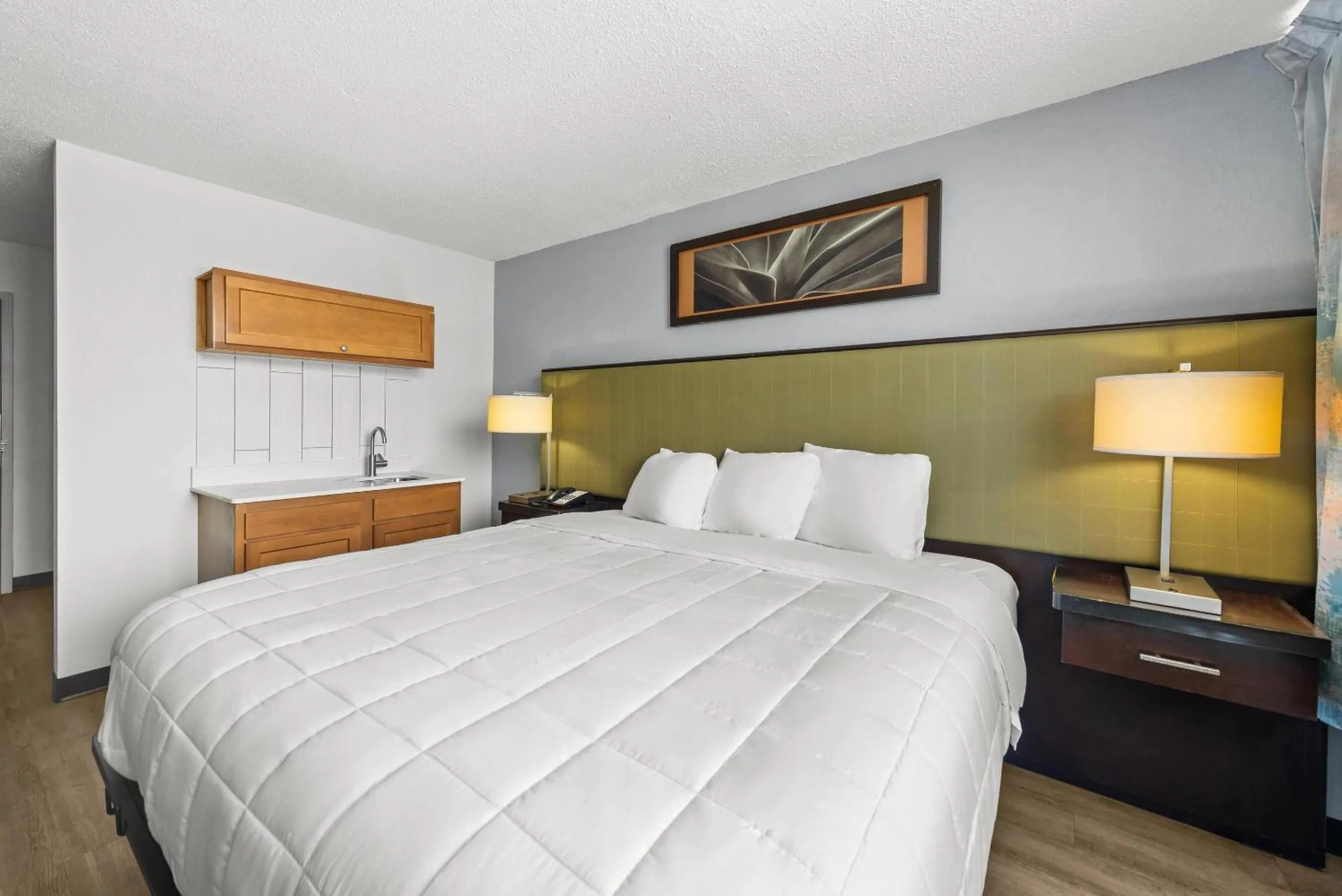 Bedroom, Bed in Suburban Studios Fairborn - Dayton