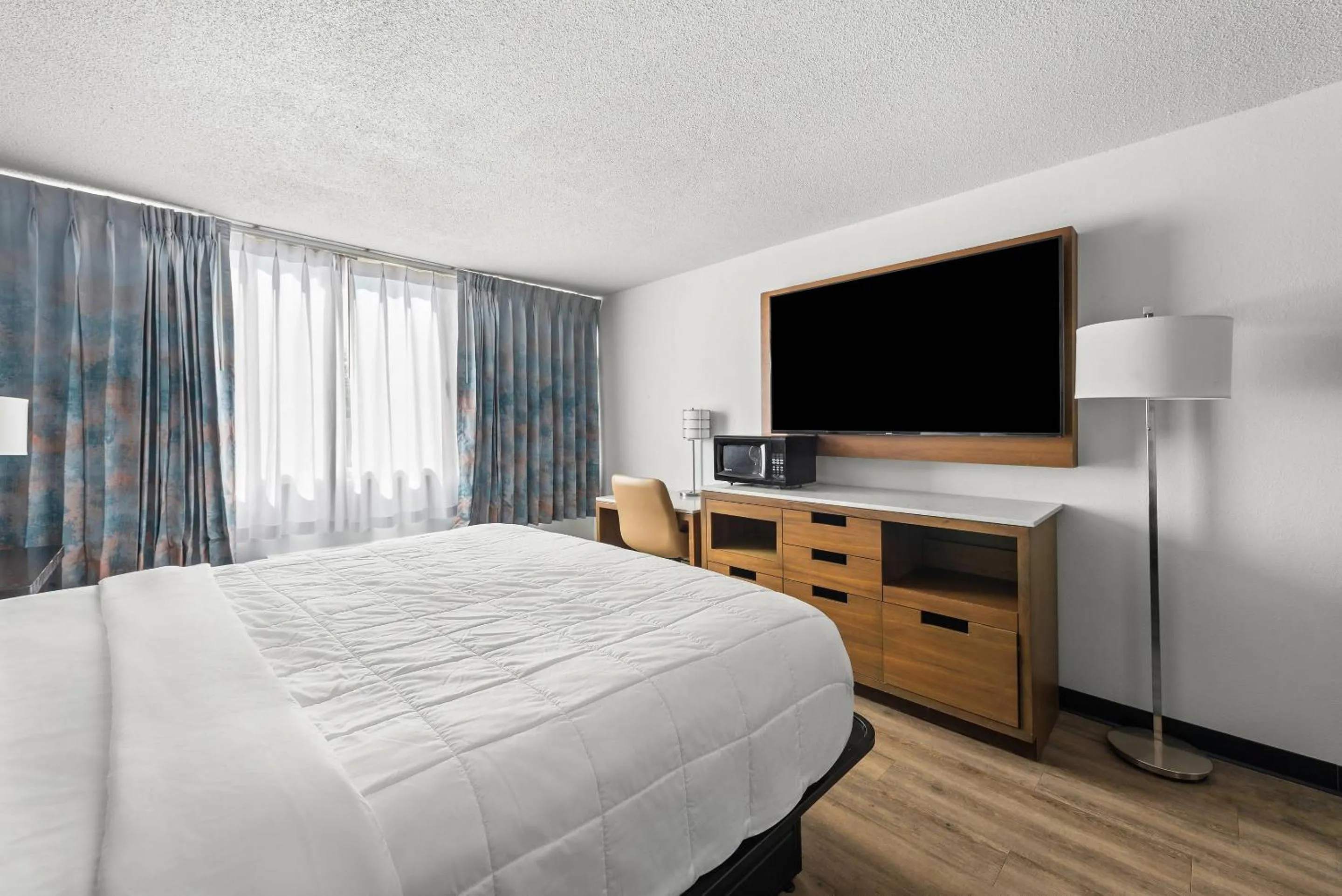 Bedroom, Bed in Suburban Studios Fairborn - Dayton