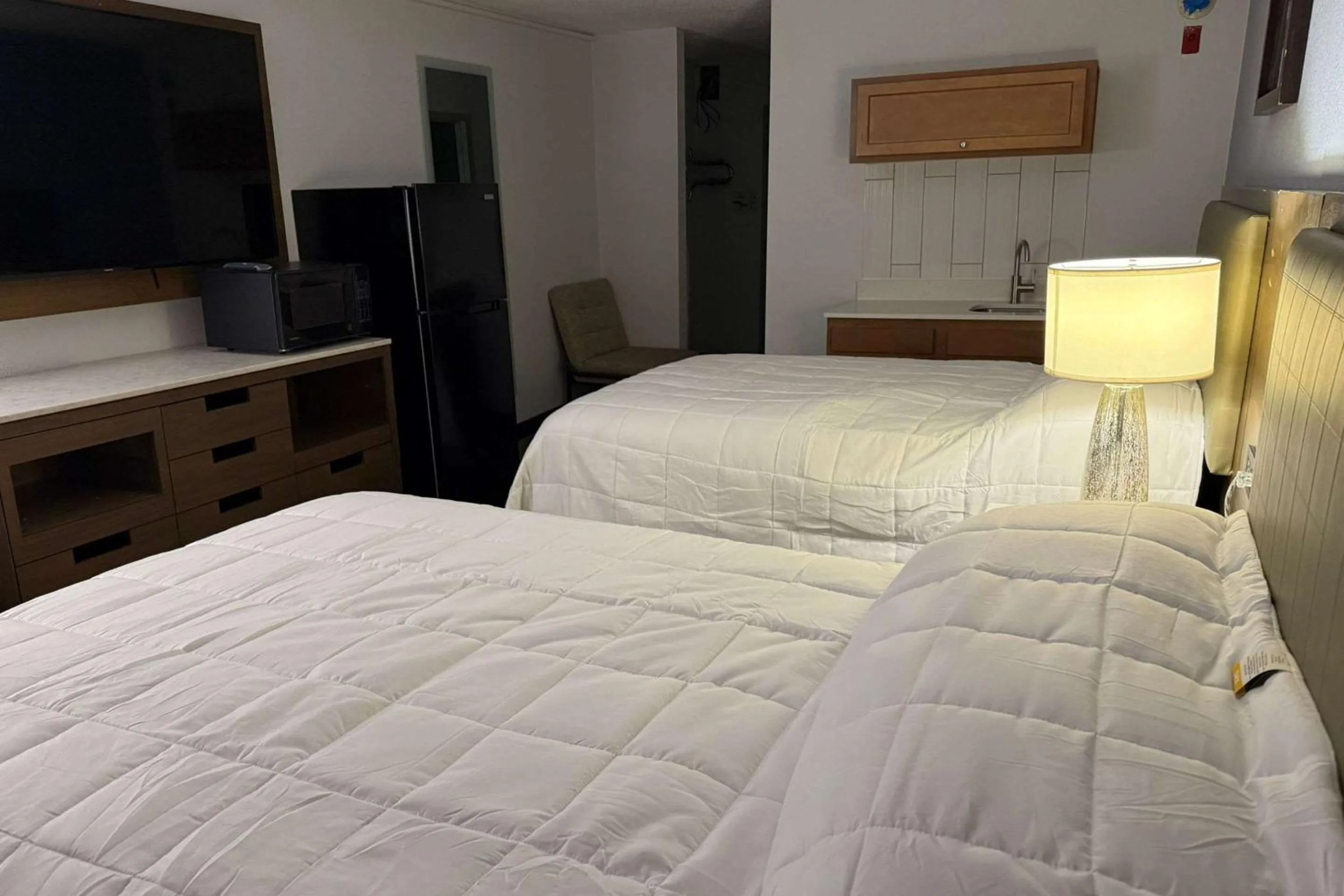 Bedroom, Bed in Suburban Studios Fairborn - Dayton