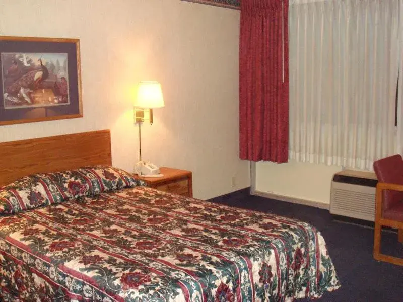 Bedroom, Bed in Fairborn Hotel and Inn