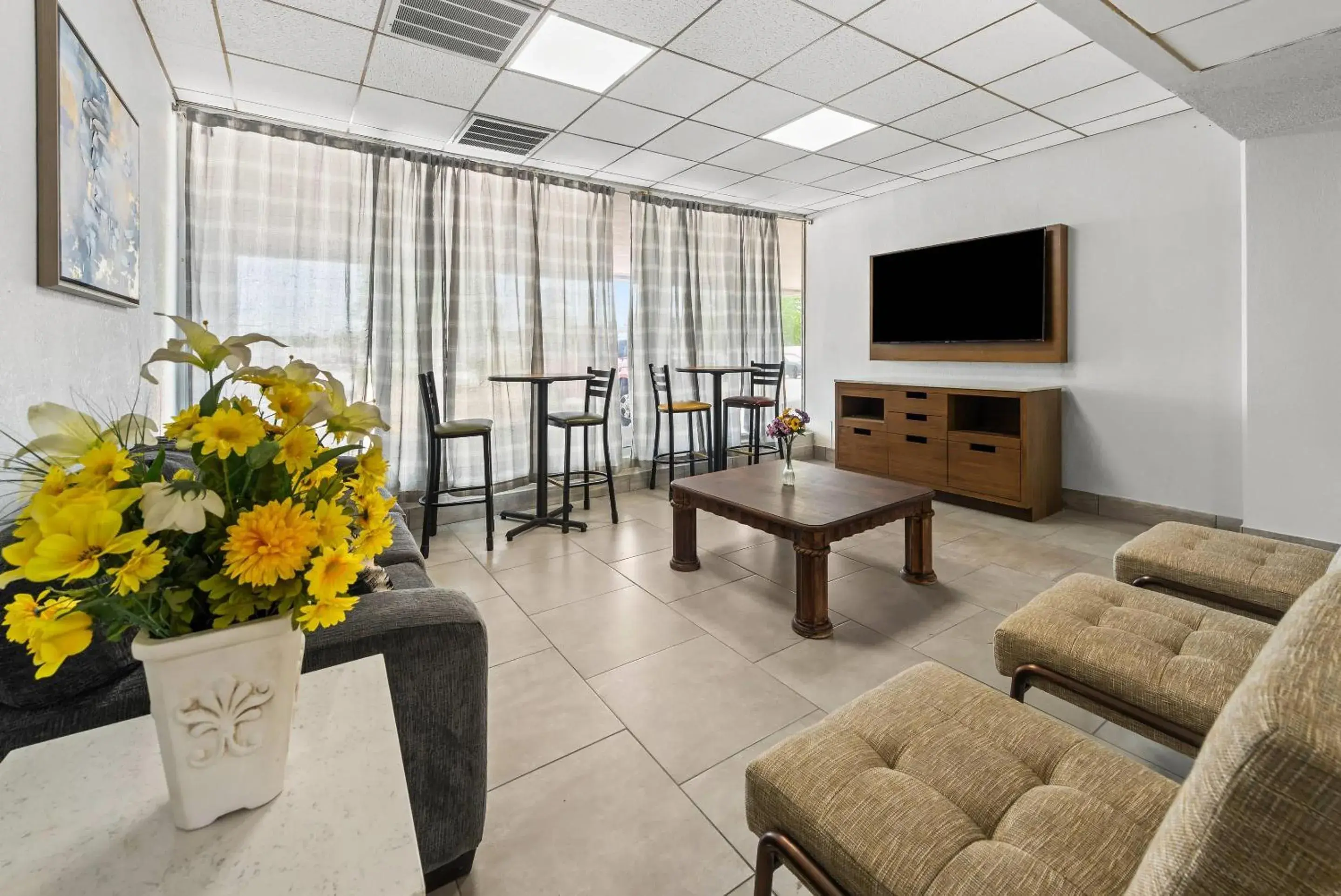 Lobby or reception in Suburban Studios Fairborn - Dayton Lobby or reception in Suburban Studios Fairborn - Dayton