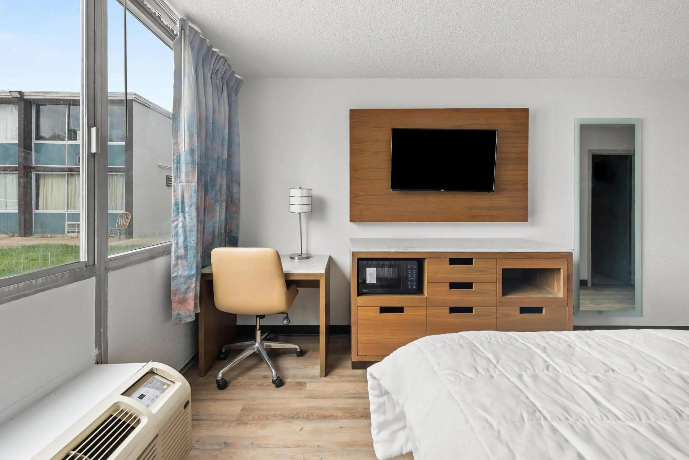 Bedroom, Bed in Suburban Studios Fairborn - Dayton