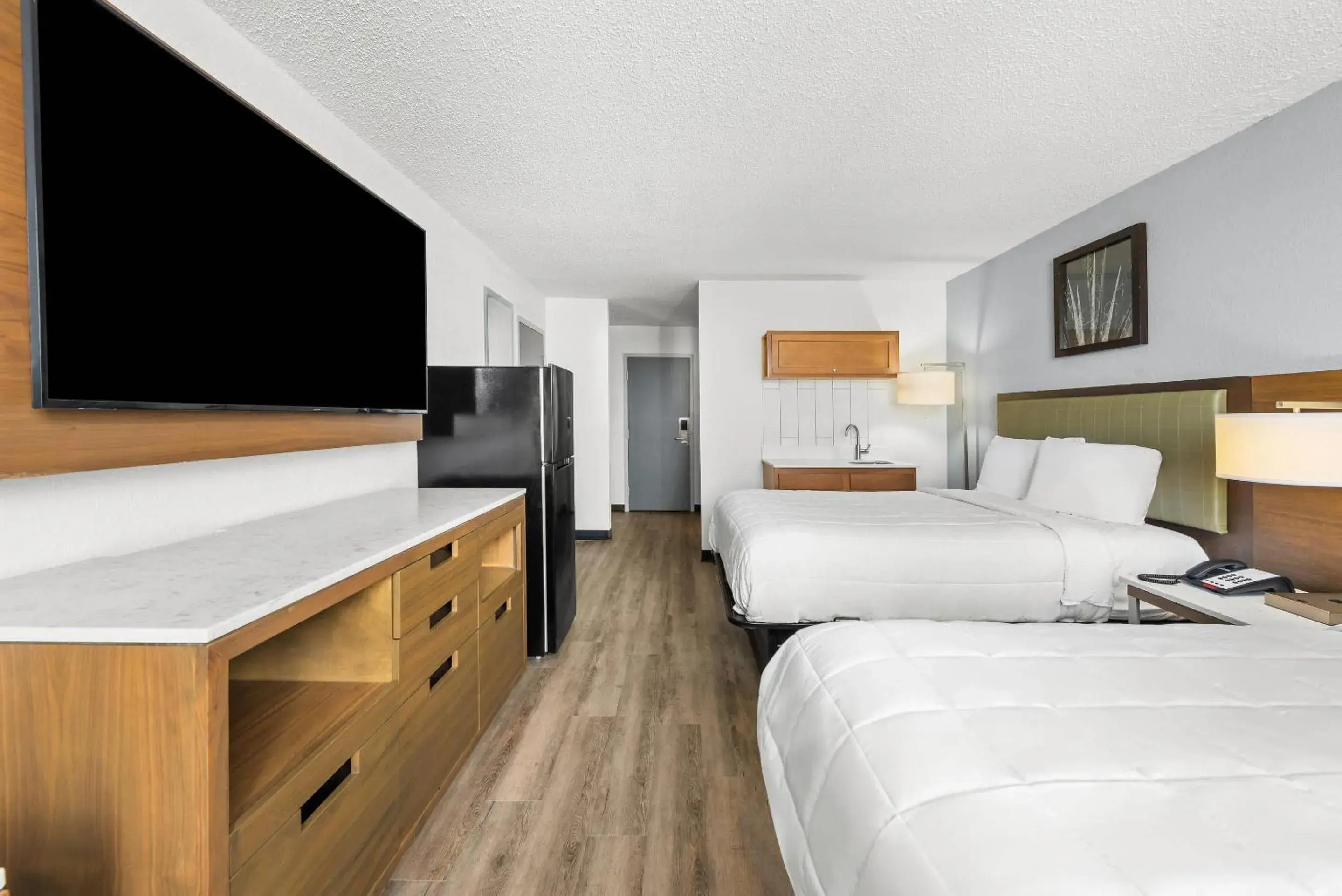 Bedroom, Bed in Suburban Studios Fairborn - Dayton Bedroom, Bed in Suburban Studios Fairborn - Dayton