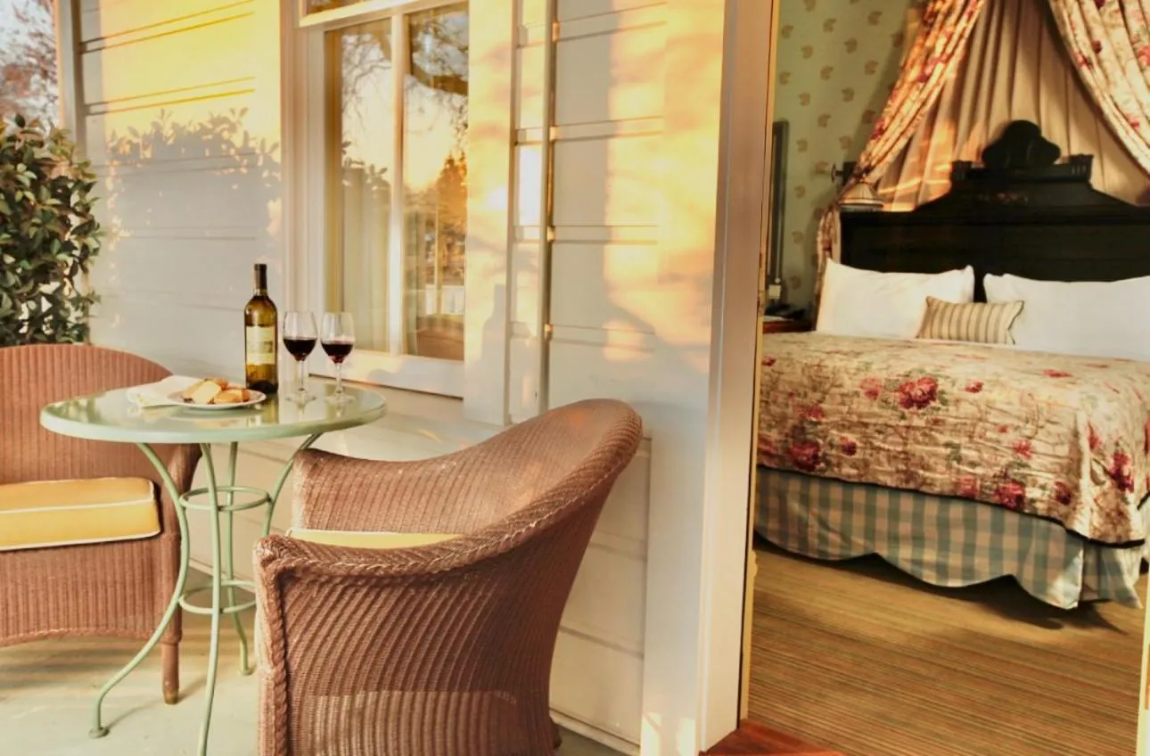 Seating area, Bed in Tallman Hotel