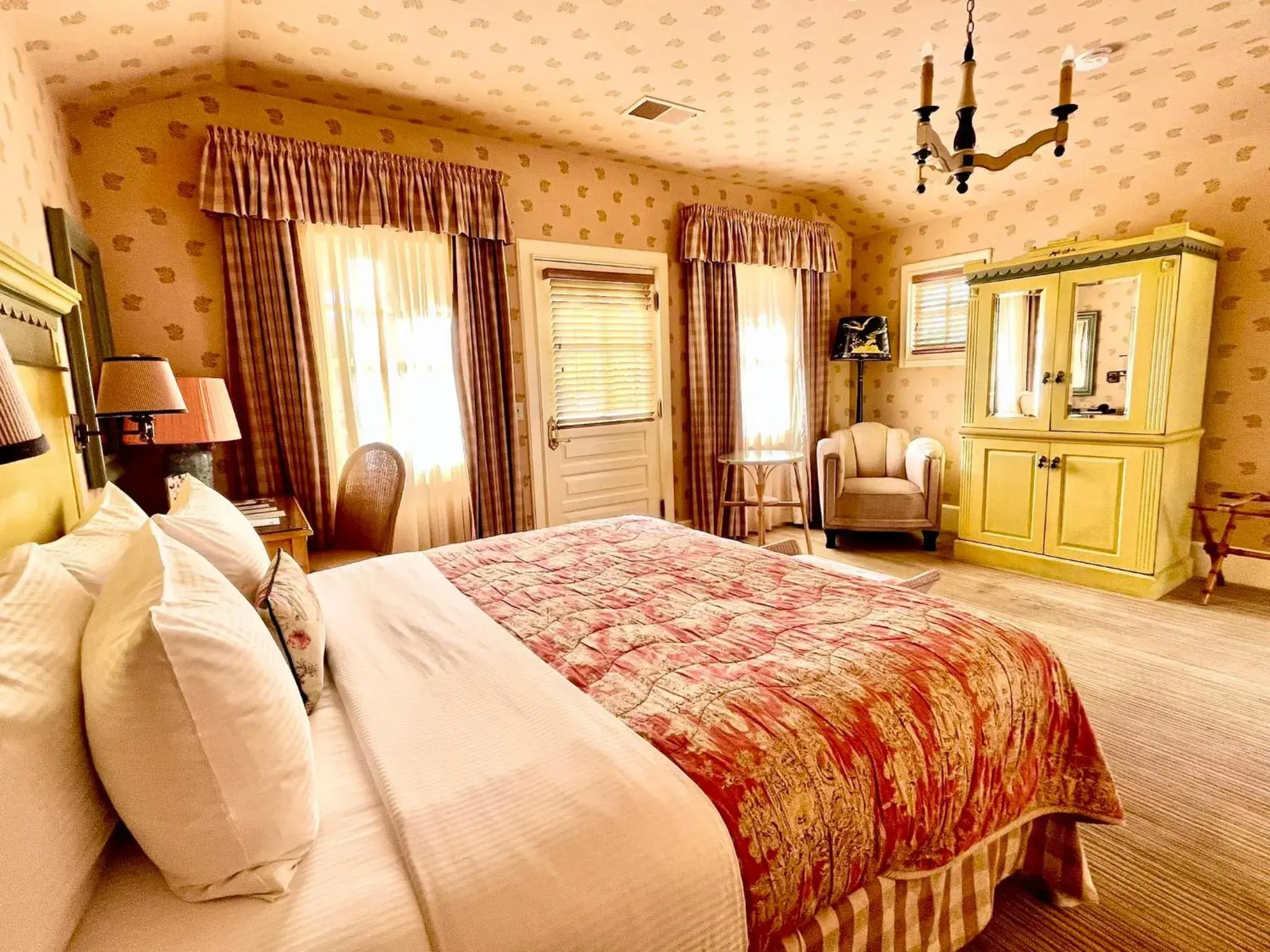 Bed in Tallman Hotel Bed in Tallman Hotel