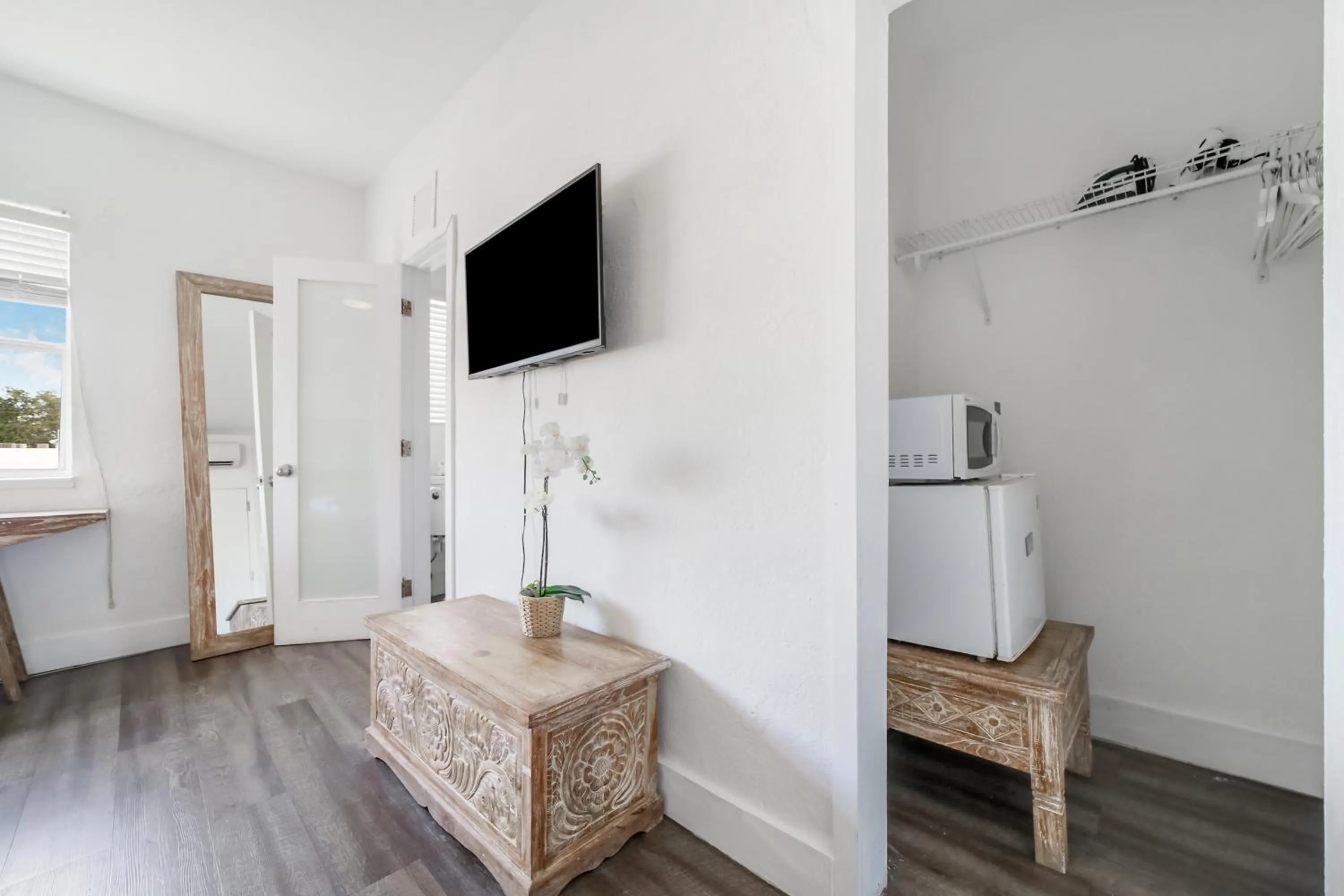 TV and multimedia in Treehouse Studio Hotel