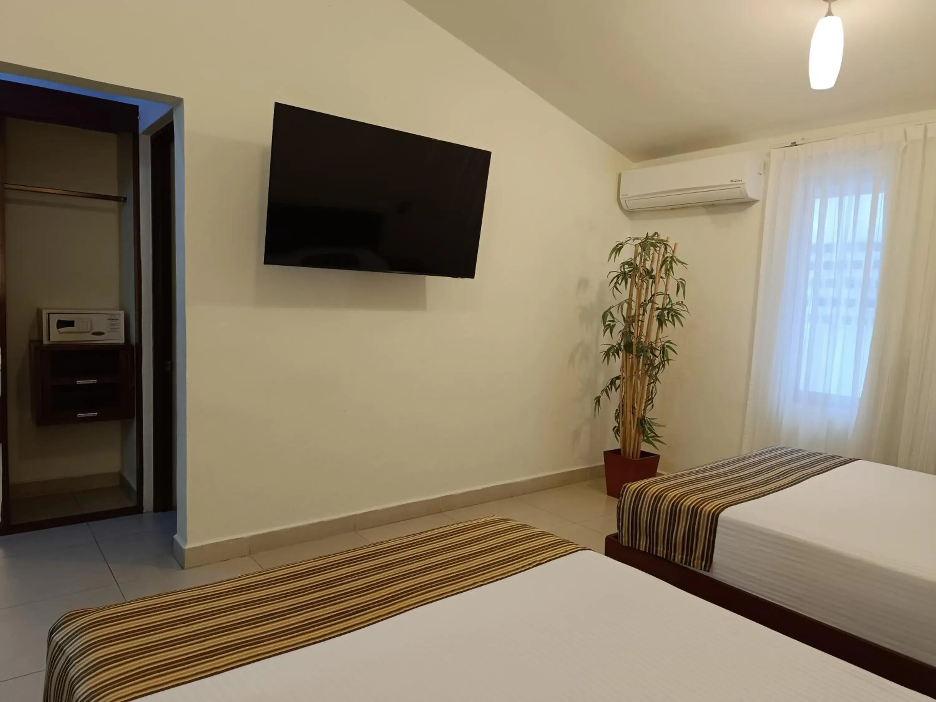 Photo of the whole room, Bed in Grand City Hotel Cancun Photo of the whole room, Bed in Grand City Hotel Cancun