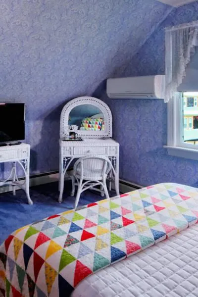 Decorative detail, Bed in Luther Ogden Inn