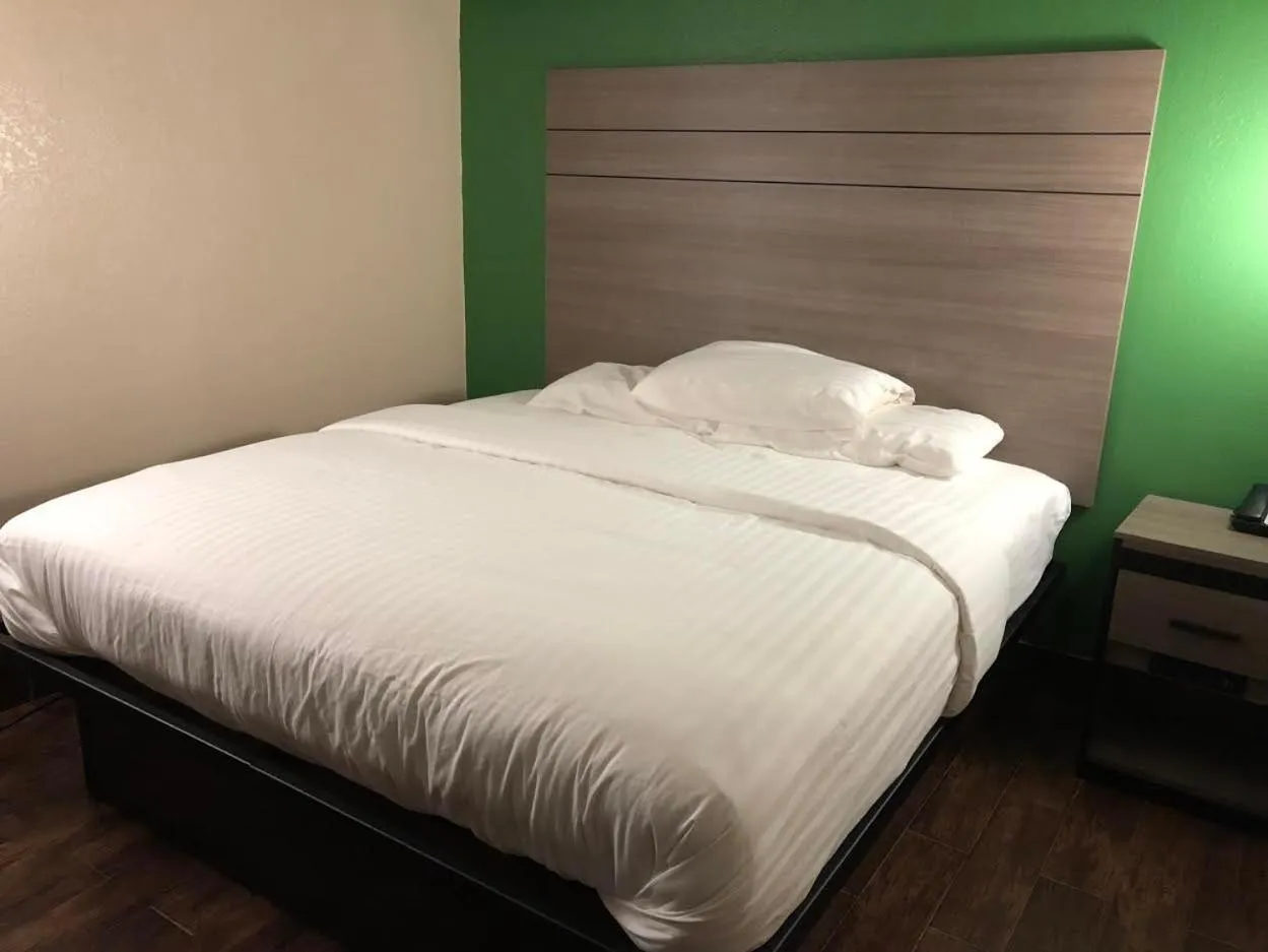 Bed in Travelers Inn and Suites Wharton