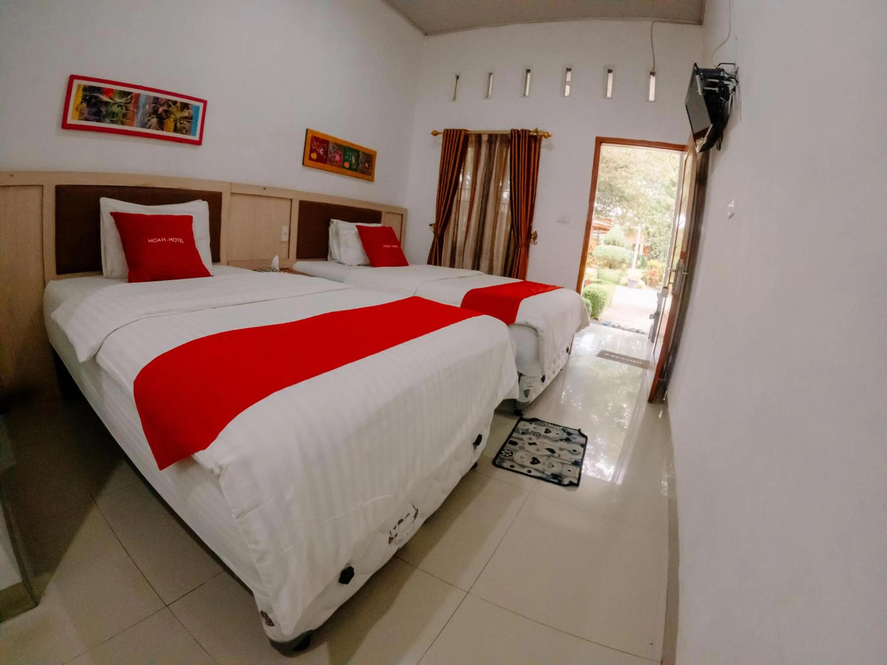 Bed in Noah Hotel Silangit