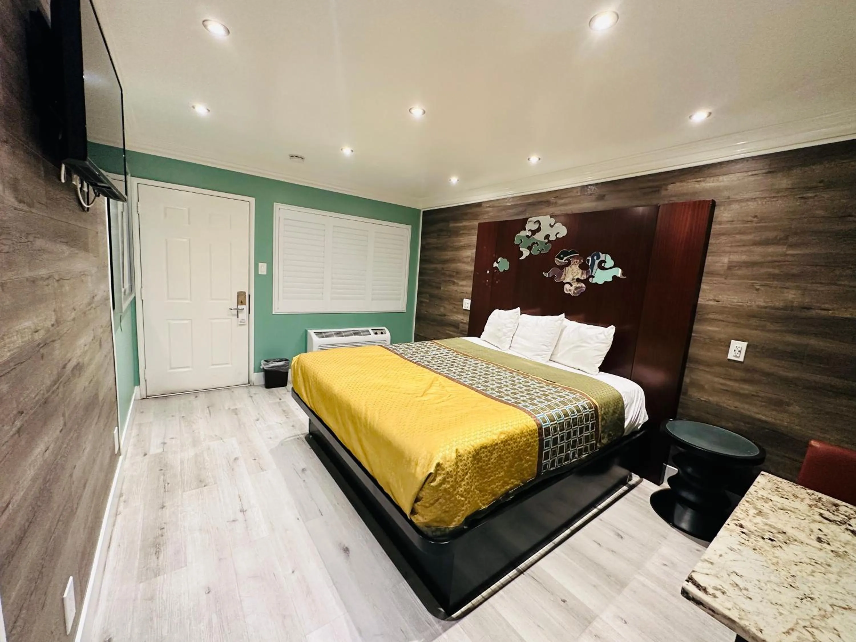 Bed in Casa Blanca Inn - Whittier, Los Angeles