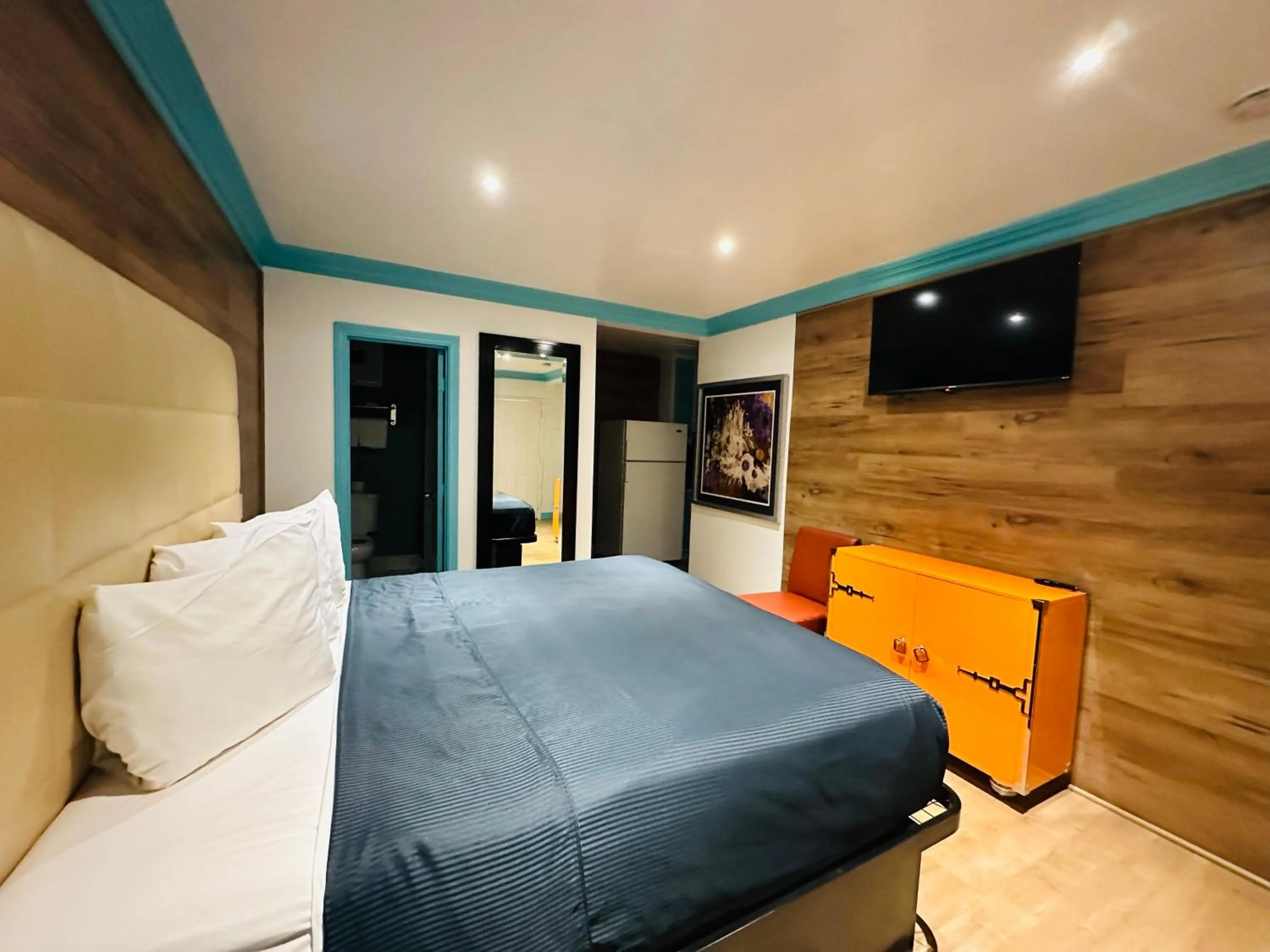 Bed in Casa Blanca Inn - Whittier, Los Angeles