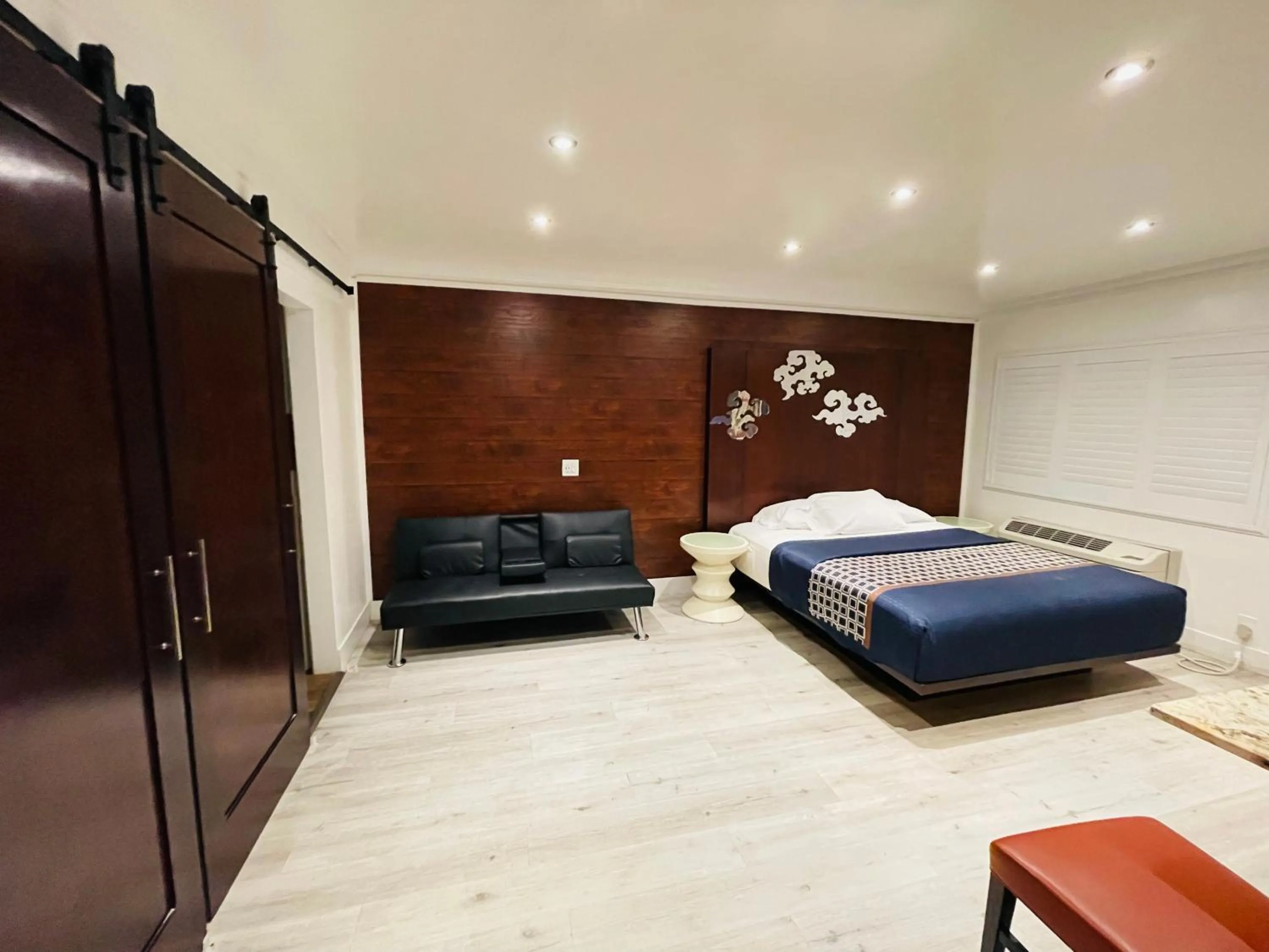 Bed in Casa Blanca Inn - Whittier, Los Angeles