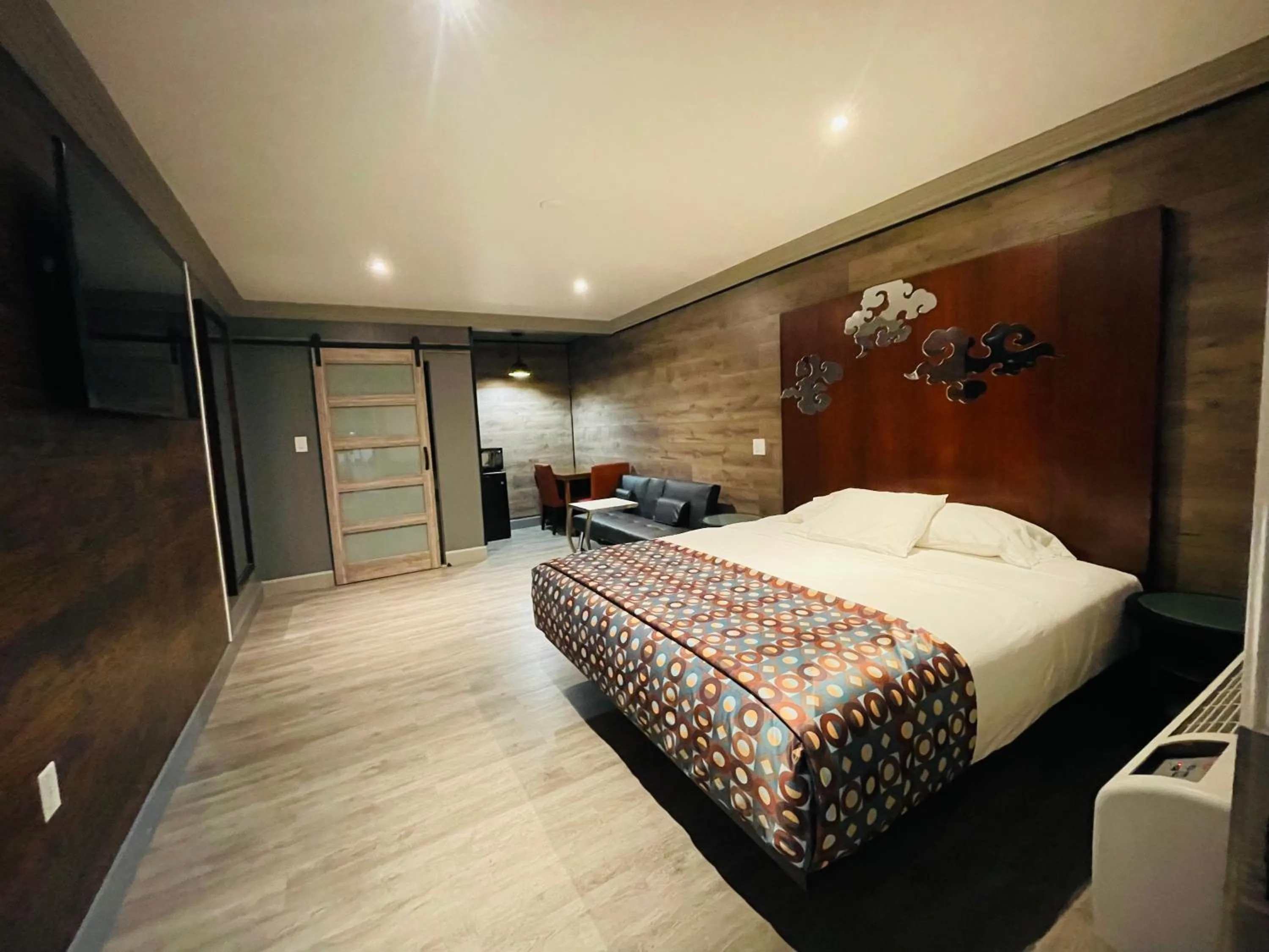 Bed in Casa Blanca Inn - Whittier, Los Angeles