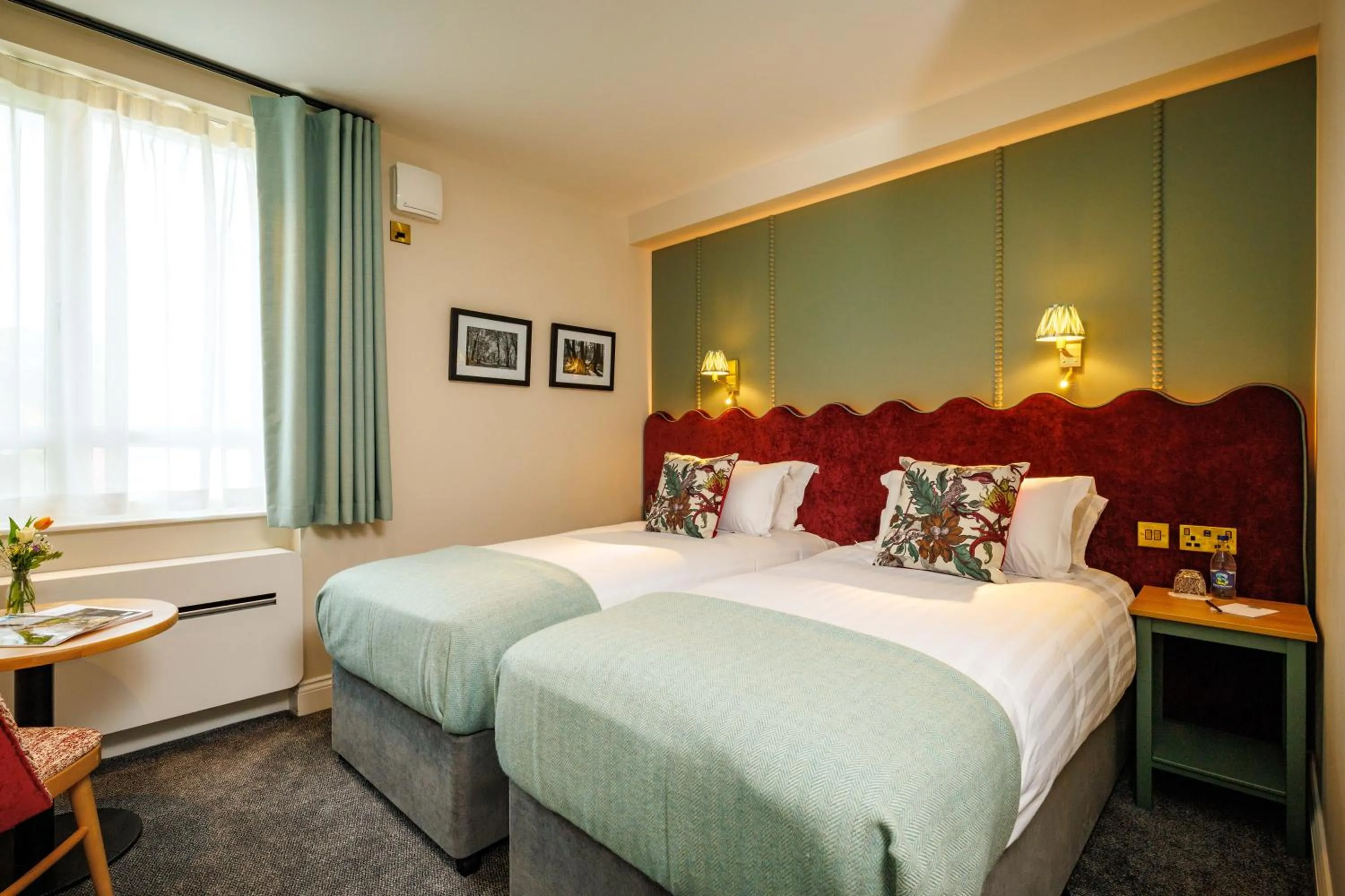 Photo of the whole room, Bed in Club House Hotel Kilkenny