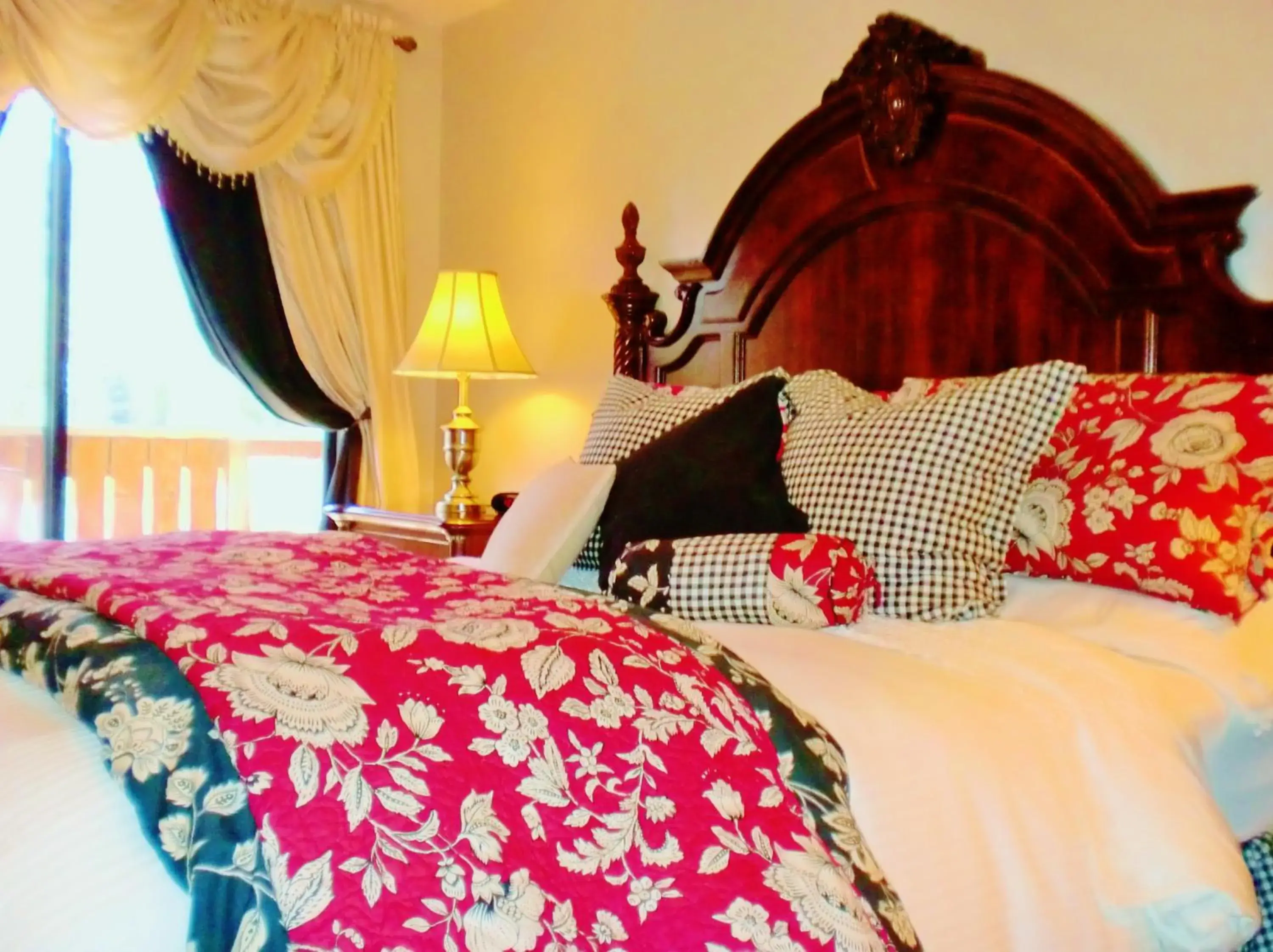 Superior King Room with Fireplace in The North Shore Inn Superior King Room with Fireplace in The North Shore Inn