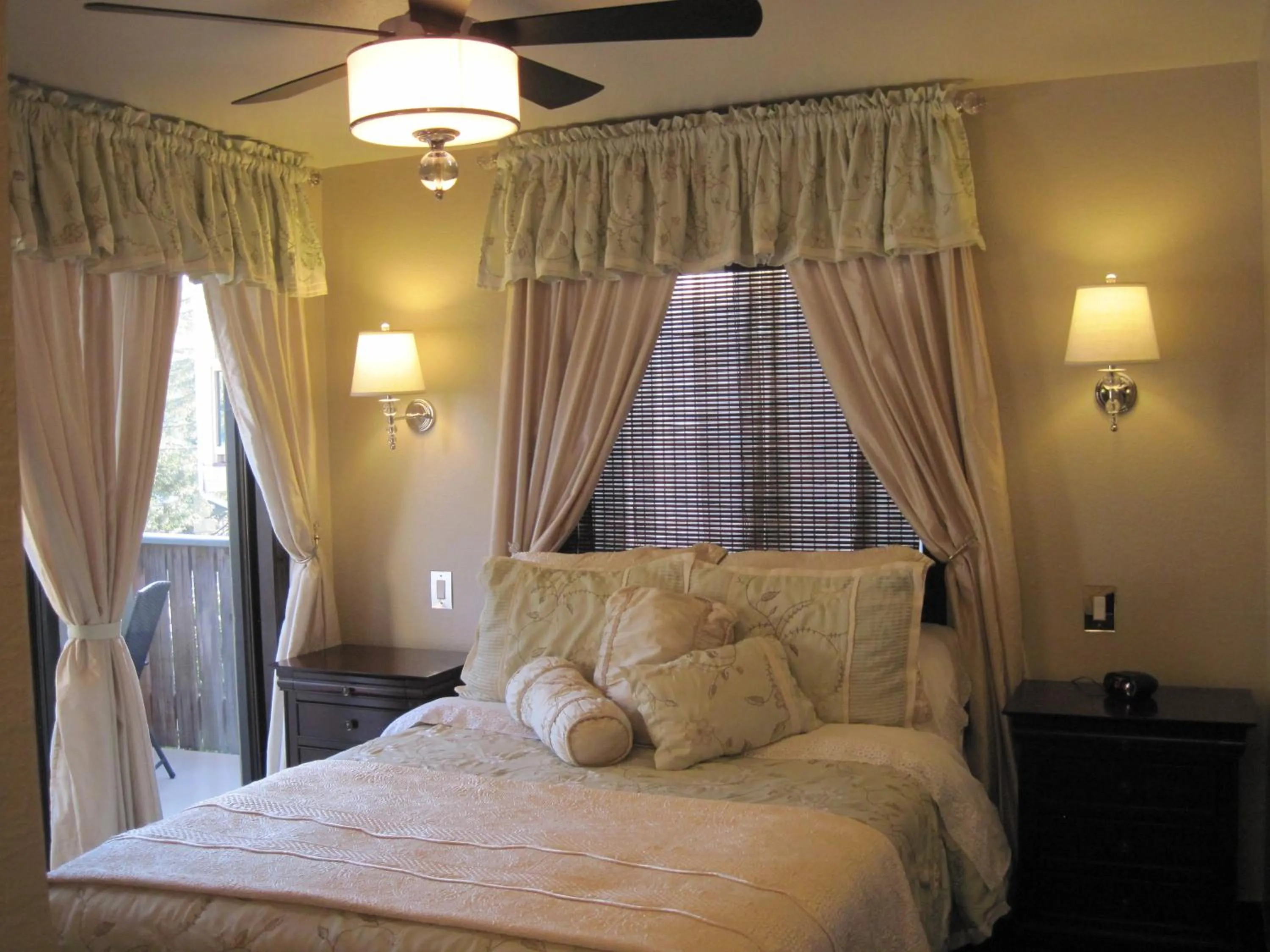 Bed in The North Shore Inn