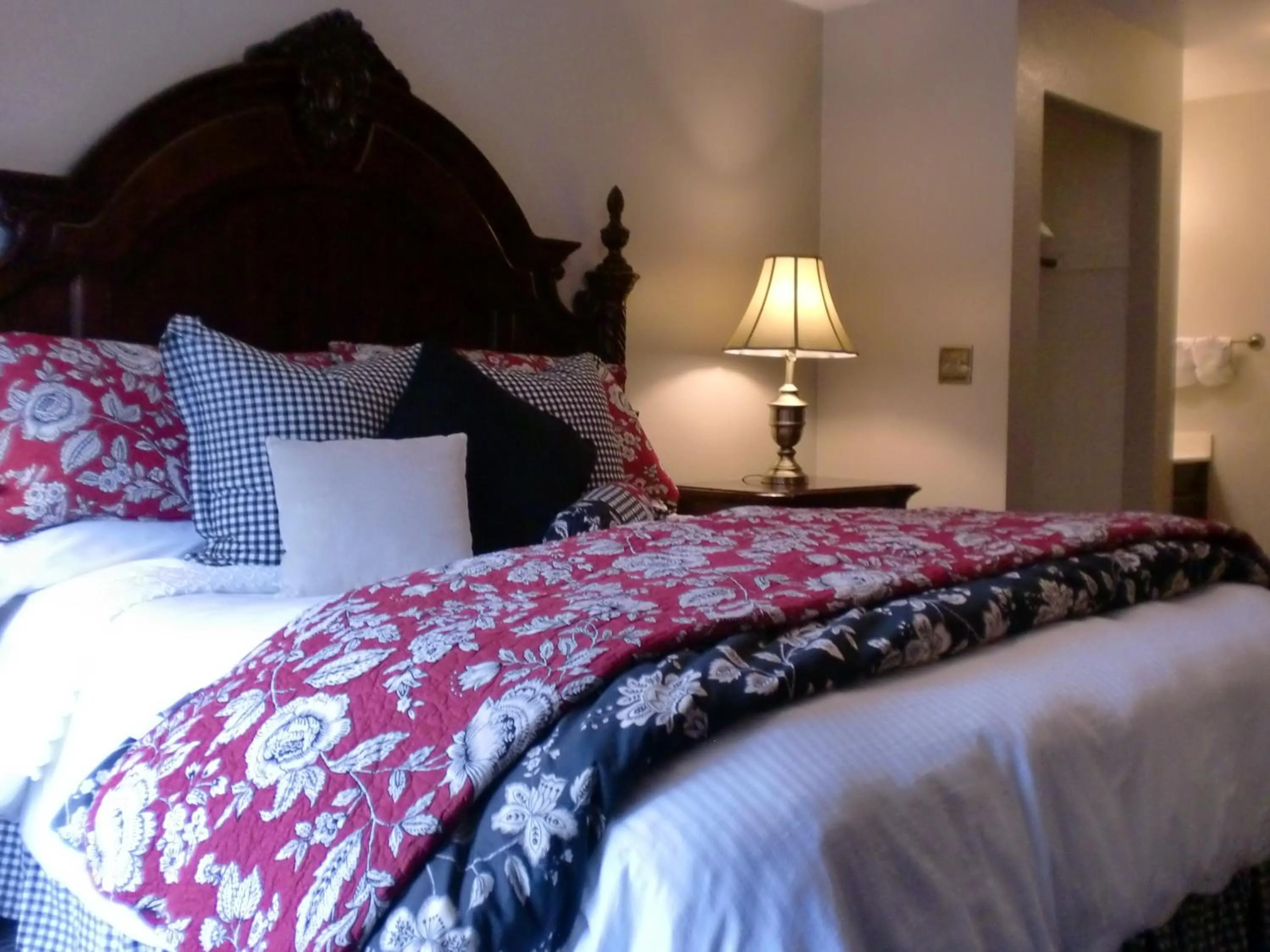 Bed in The North Shore Inn