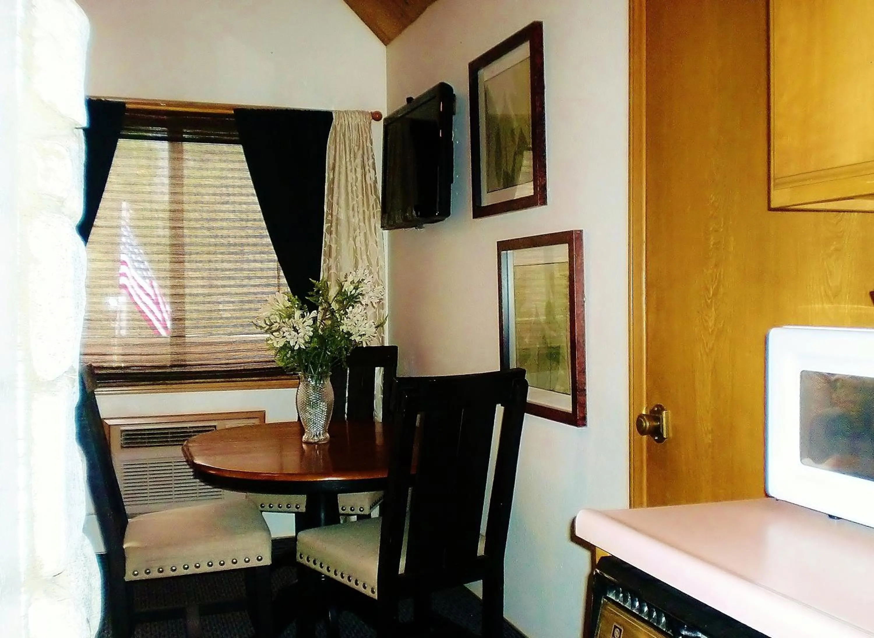 Dining area in The North Shore Inn